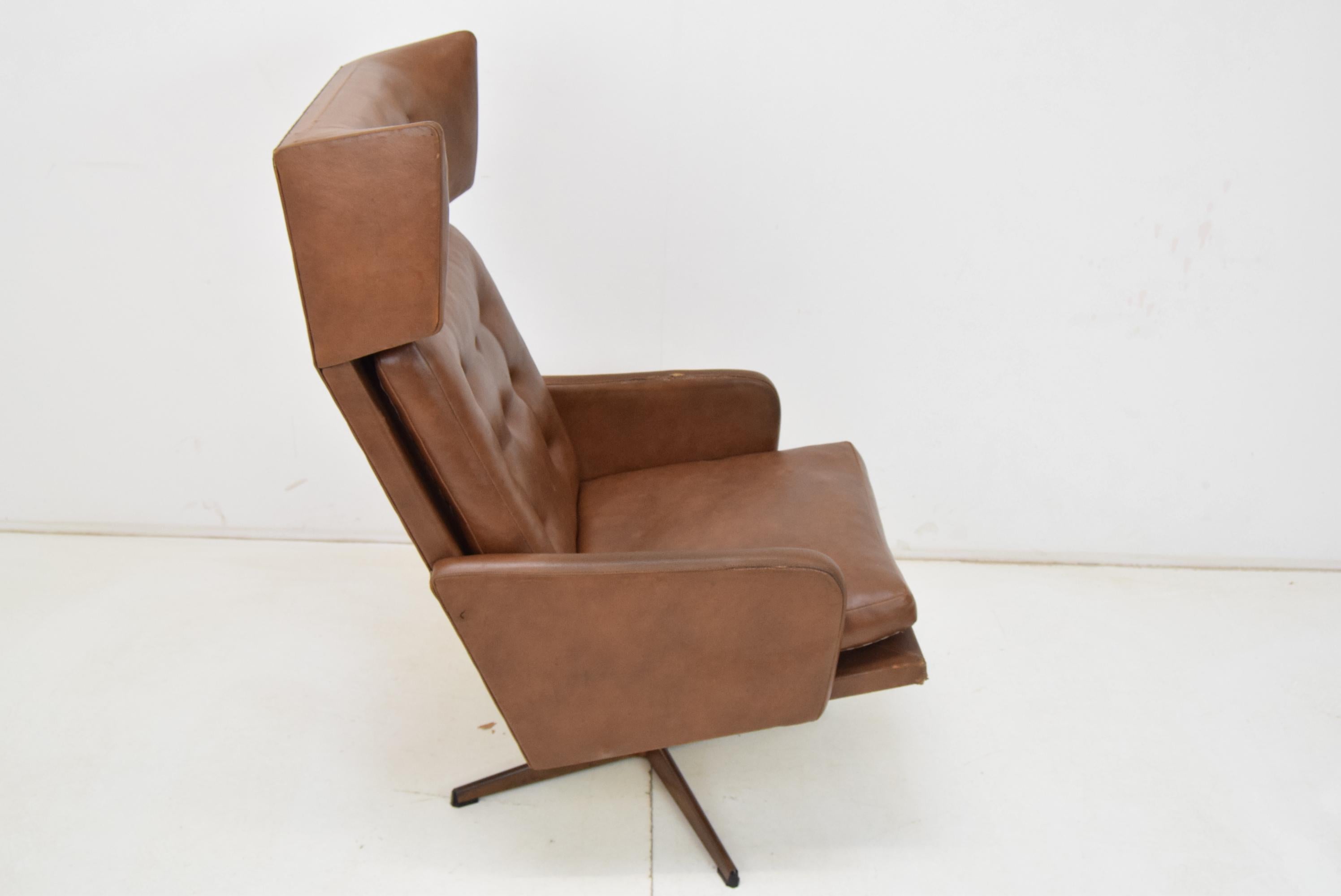 Midcentury Leatherette Rotatable Armchair, 1960s For Sale 1