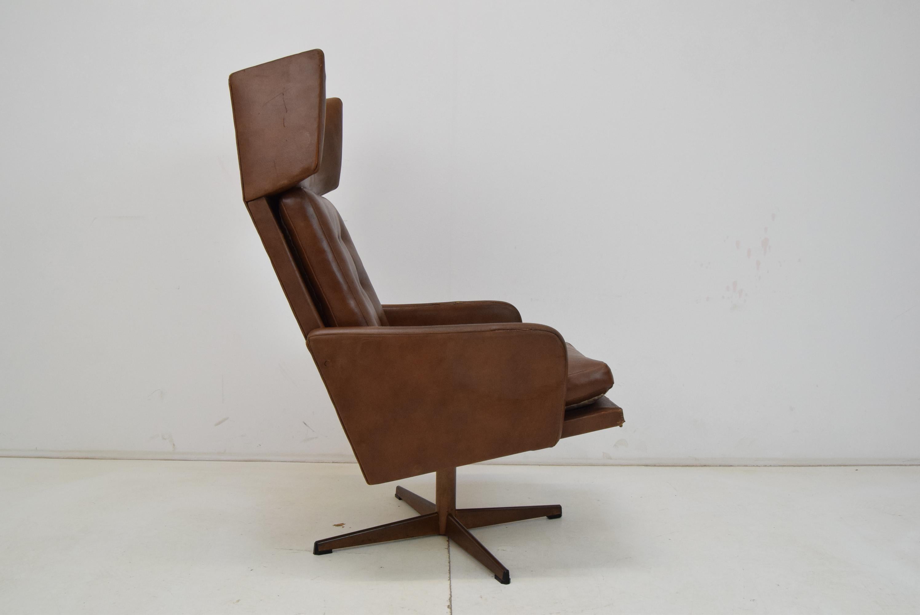 Midcentury Leatherette Rotatable Armchair, 1960s For Sale 2
