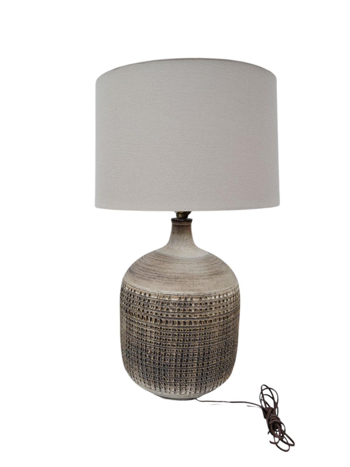  Rare lampe de Lee Rosen pour Design/One. Cette lampe de la série 3300 a été produite au milieu des années 1960 dans une belle couleur terre. Cette lampe est signée sur le dessous par la Corde avec le Design Technics 