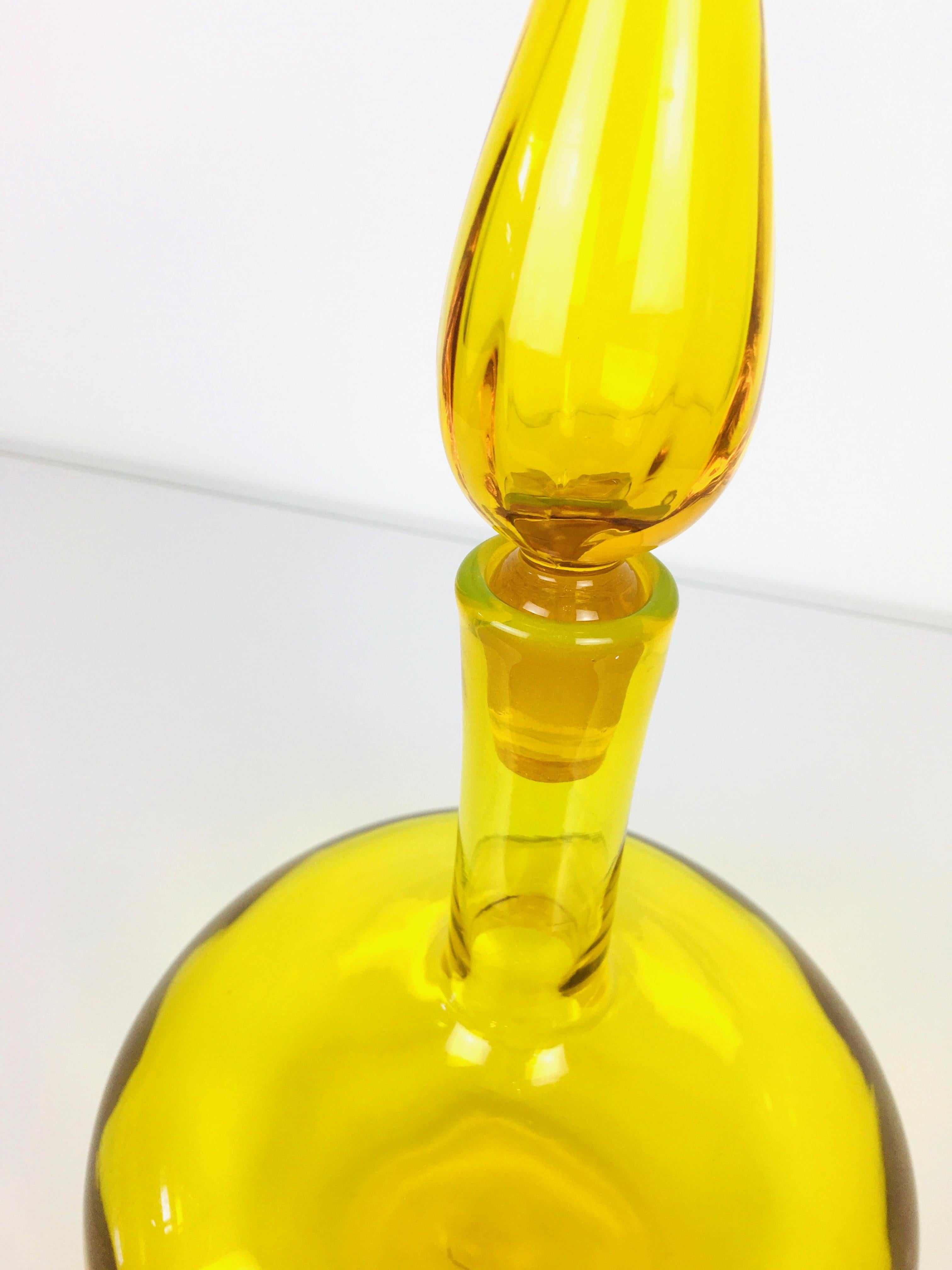 Mid-Century Lemon Yellow Genie Bottle / Decanter In Good Condition In Las Vegas, NV