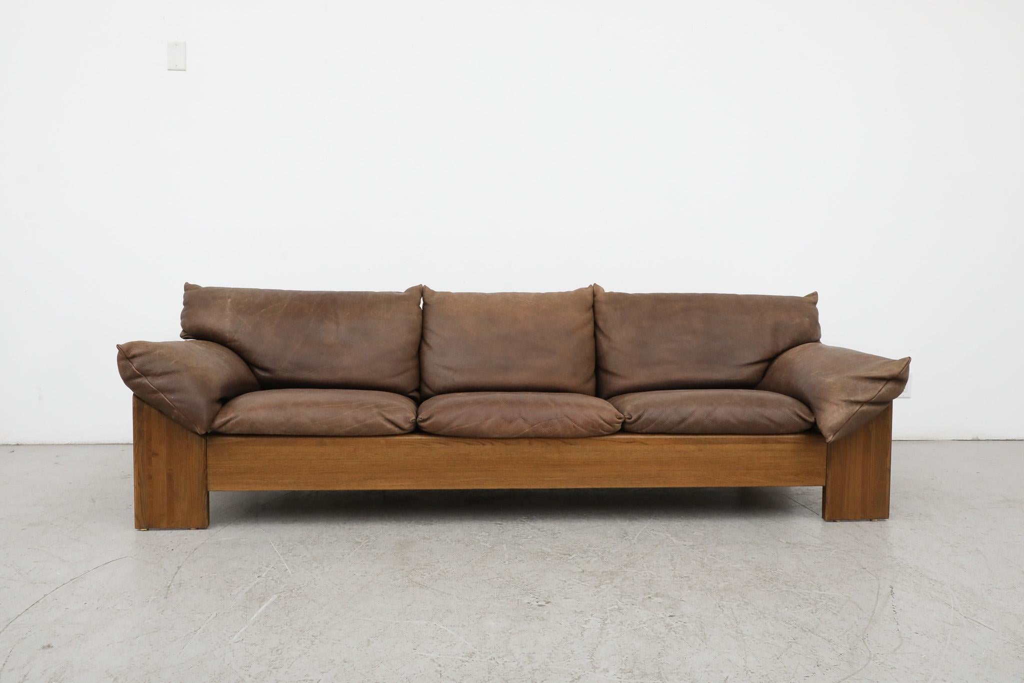 Hübsches 3-Sitzer-Sofa aus der Mitte des Jahrhunderts mit dickem Naturleder und leicht nachgearbeitetem Eichengestell. Fachmännisch hergestellt vom niederländischen Möbelhersteller Leolux, der seit 1934 alle seine Möbel in Venlo, Niederlande,