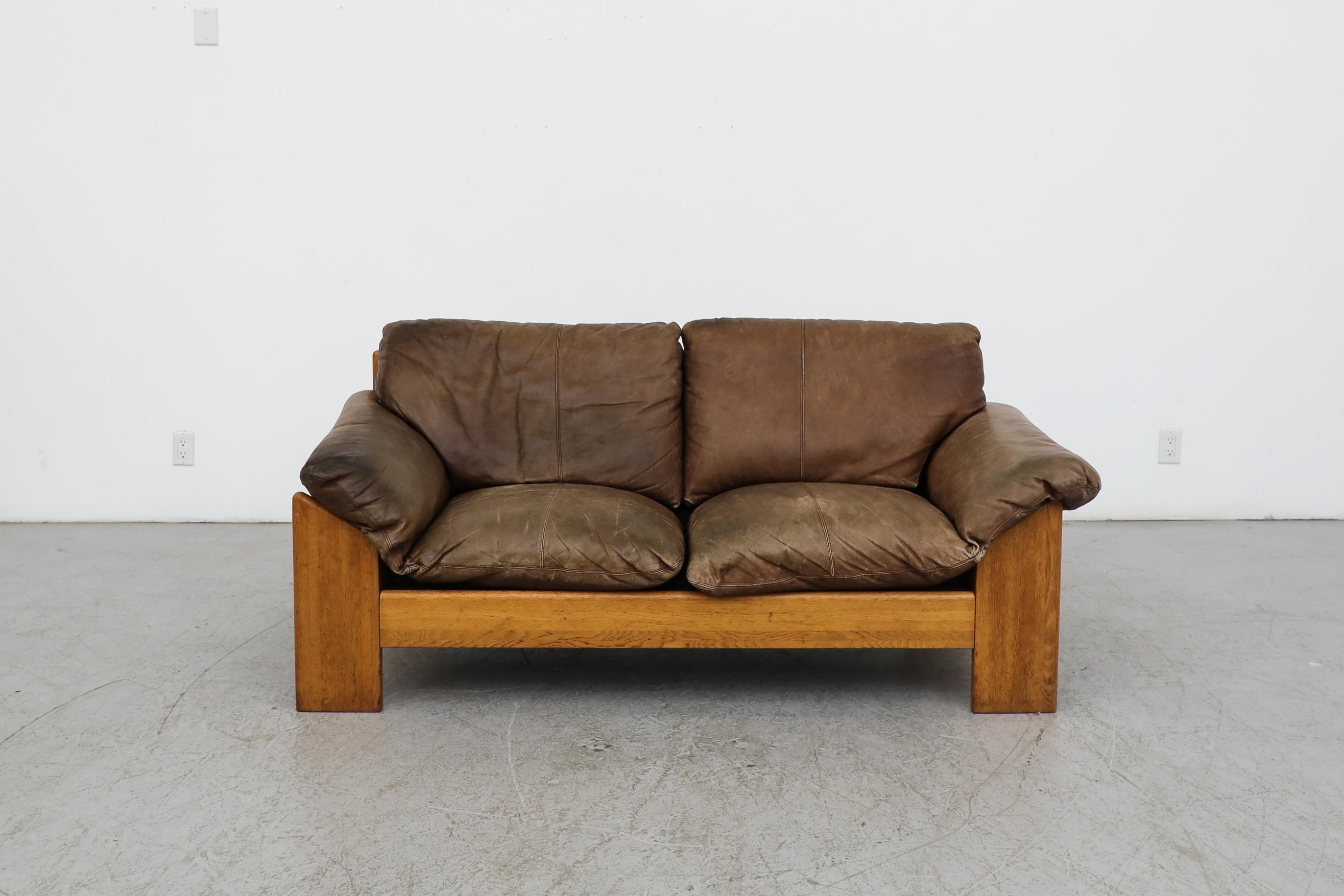Handsome, Mid-Century Leolux two seater loveseat with beautifully patinated, thick natural leather and a lightly refinished oak frame with a matching inset leather back panel. This model is very similar to the Italian 'Sapporo' Sofa by Mobil Girgi.