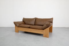 Lovanie Ming Ming di metà secolo con struttura in Oak Oak dorato e sedute in pelle marrone.