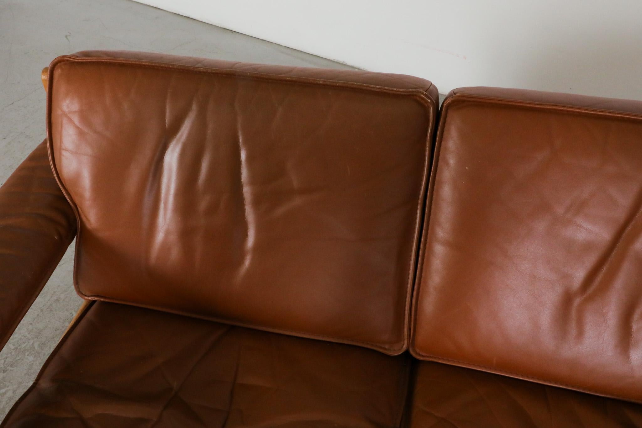 Mid-Century Leolux Oak Framed Cognac Leather Loveseat with Removable Headrests For Sale 6