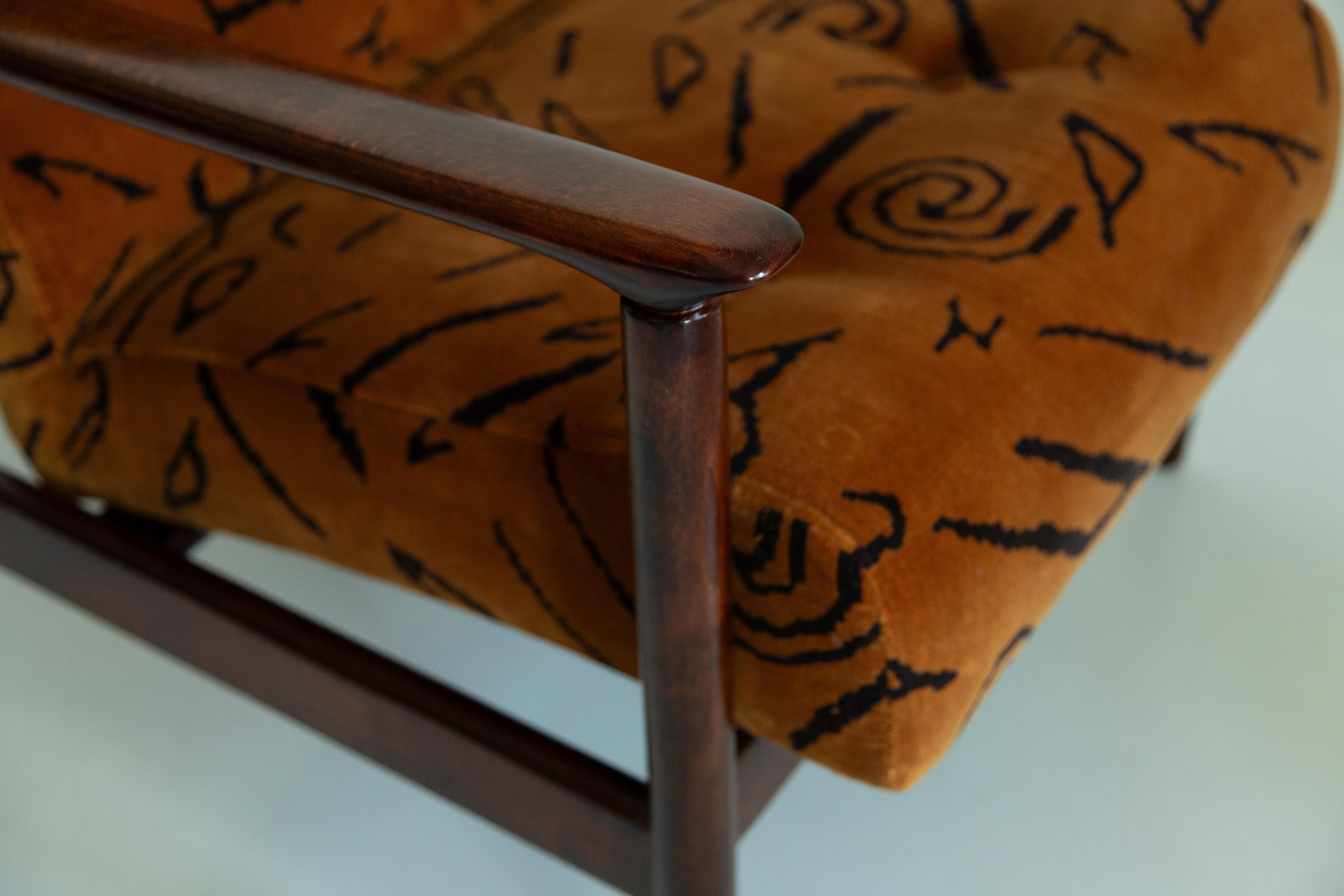 Mid Century Leontigre Jacquard Armchair, GFM 142, Edmund Homa, Europe, 1960s In Excellent Condition For Sale In 05-080 Hornowek, PL