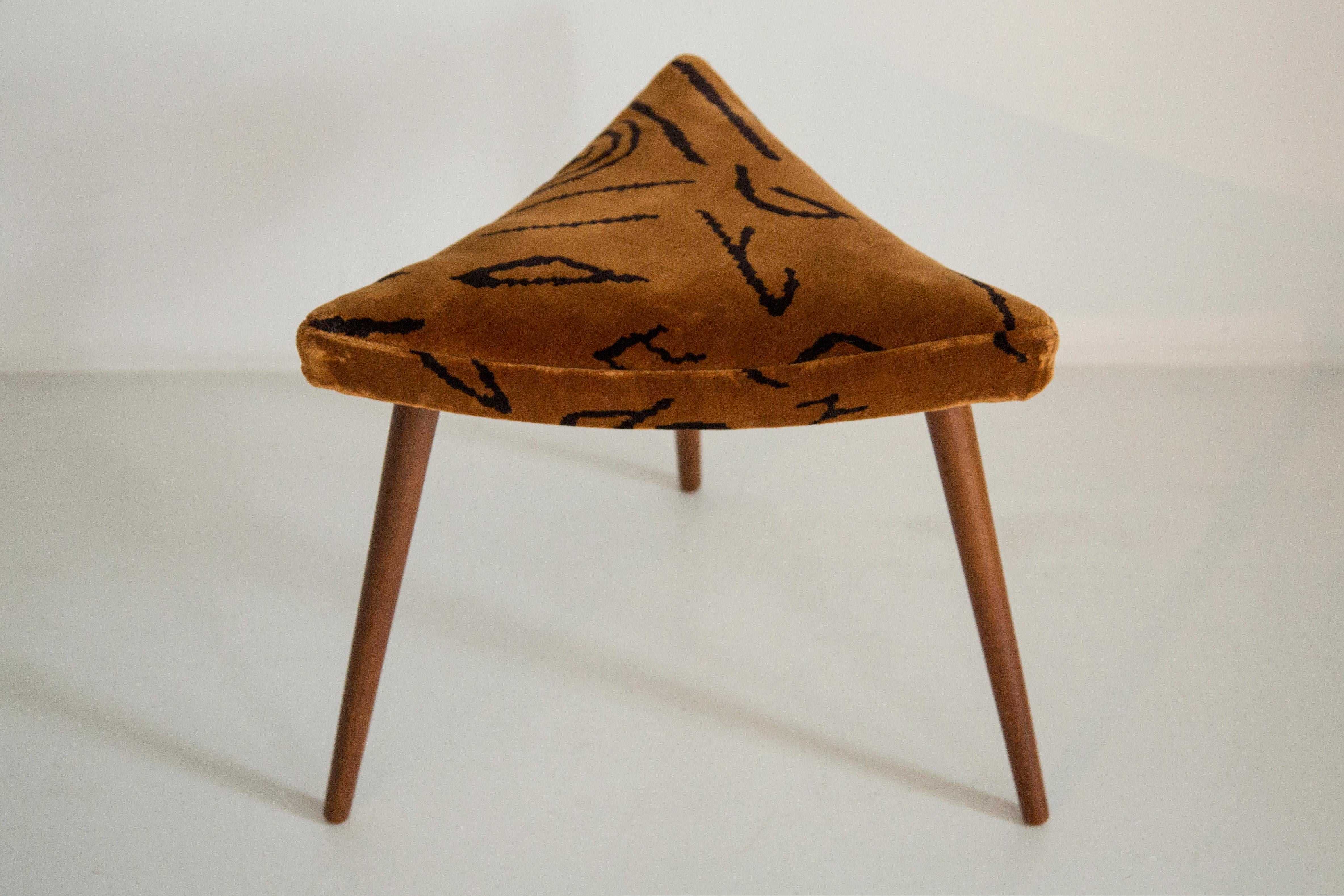 Taburete triangular Leontigre Jacquard Dedar de mediados de siglo, Europa, 1960 en venta 2