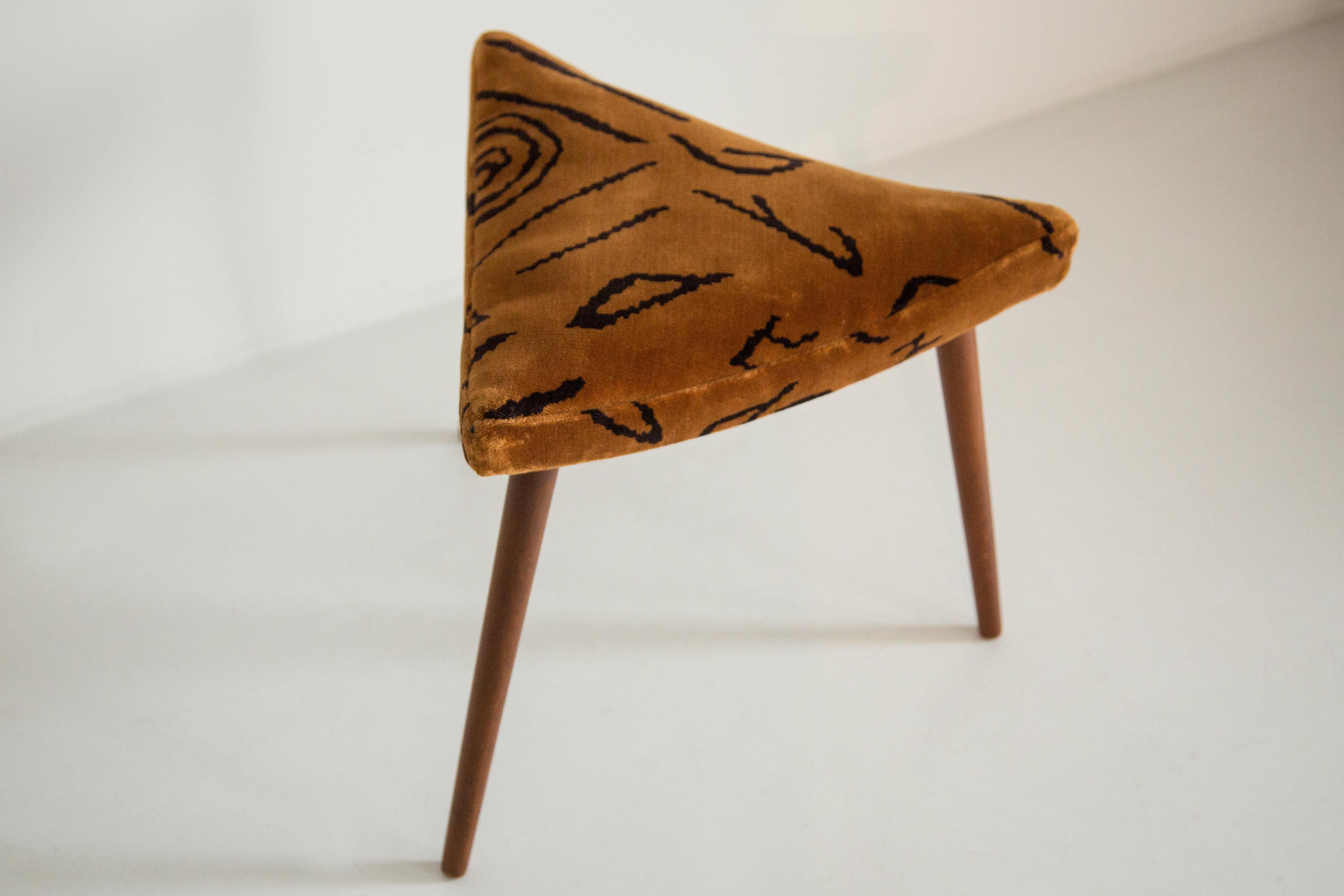 Taburete triangular Leontigre Jacquard Dedar de mediados de siglo, Europa, 1960 en venta 3