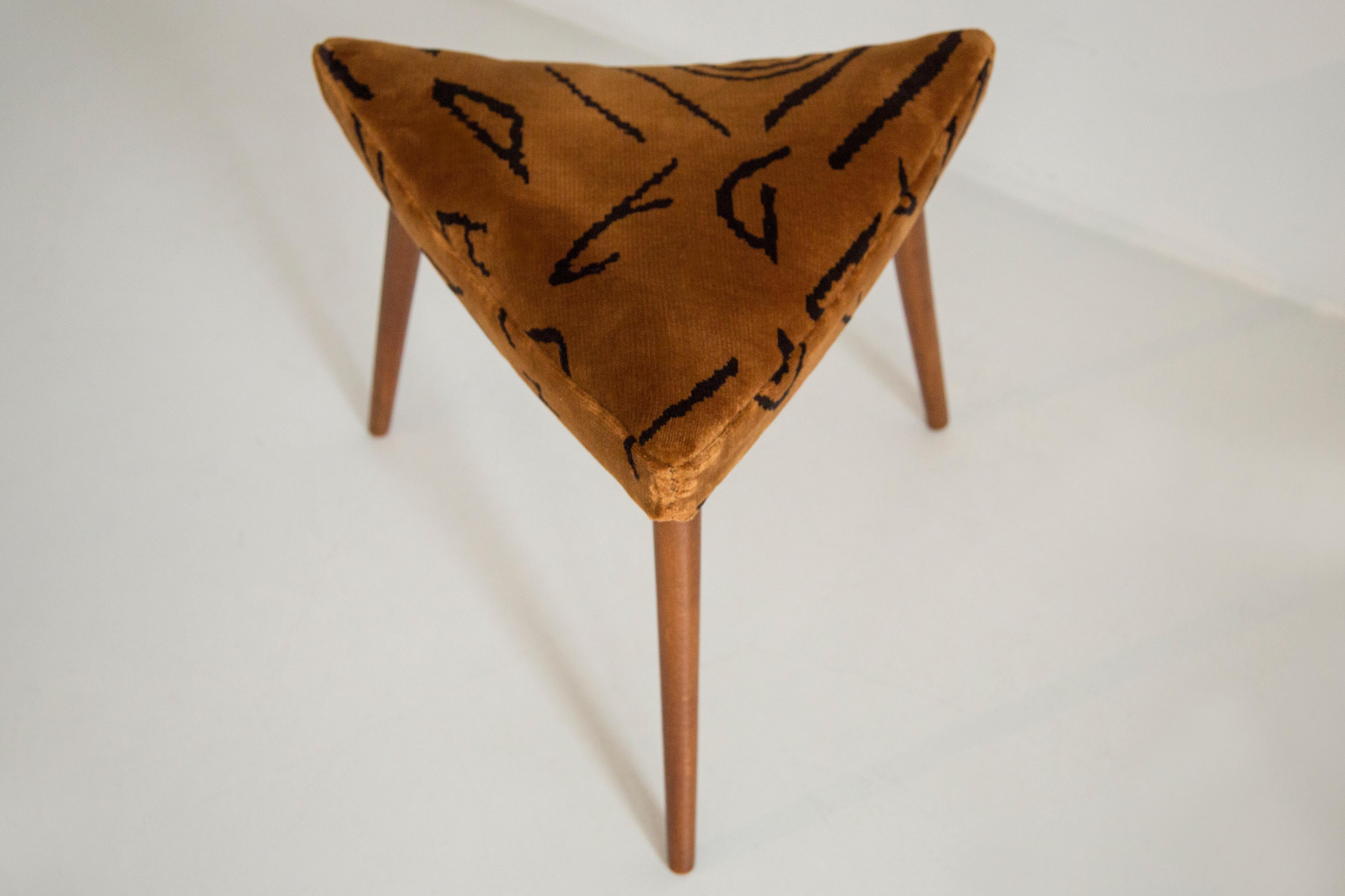 Taburete triangular Leontigre Jacquard Dedar de mediados de siglo, Europa, 1960 en venta 4