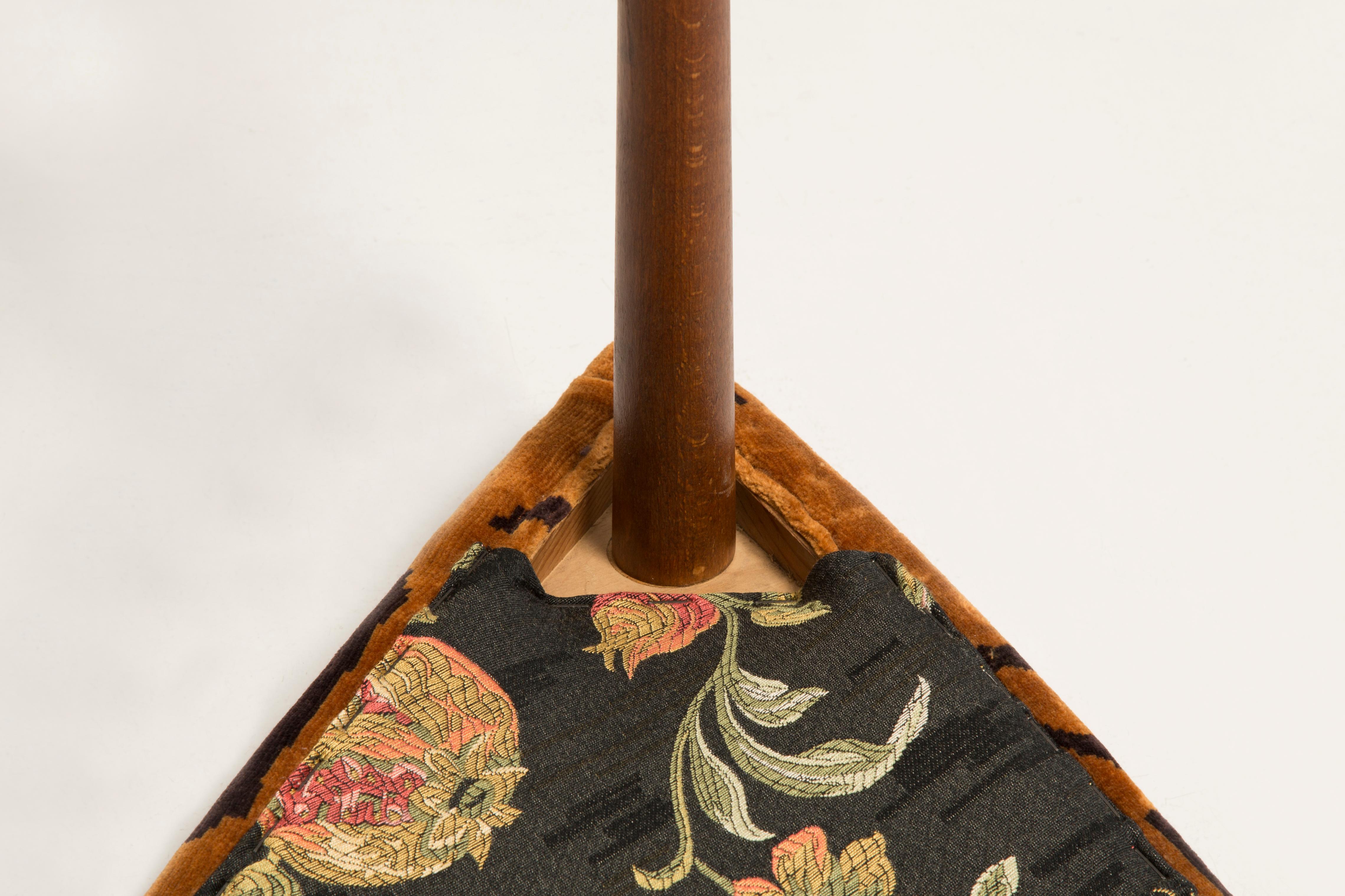 Taburete triangular Leontigre Jacquard Dedar de mediados de siglo, Europa, 1960 en venta 6
