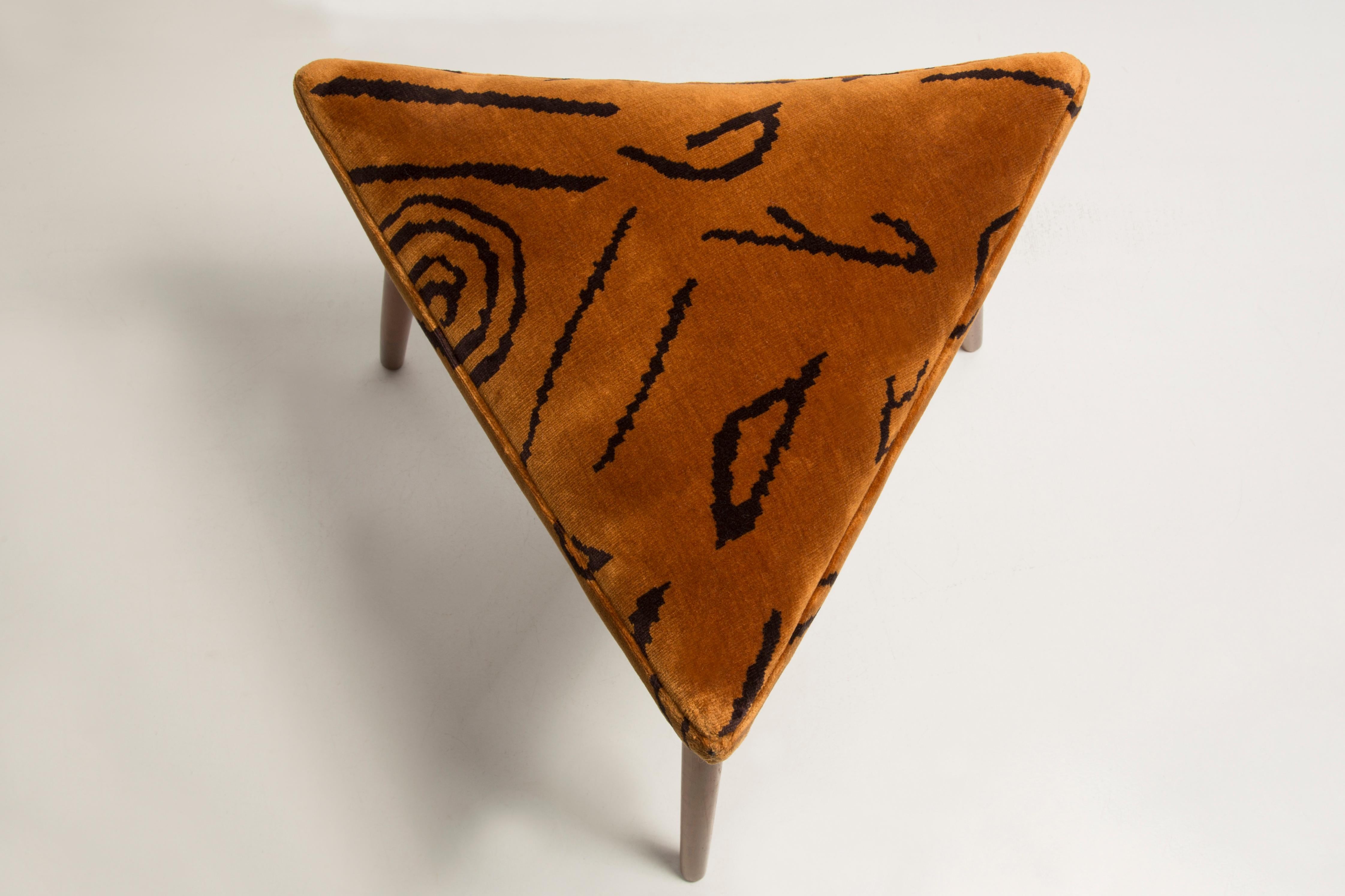 Taburete triangular Leontigre Jacquard Dedar de mediados de siglo, Europa, 1960 en venta 7