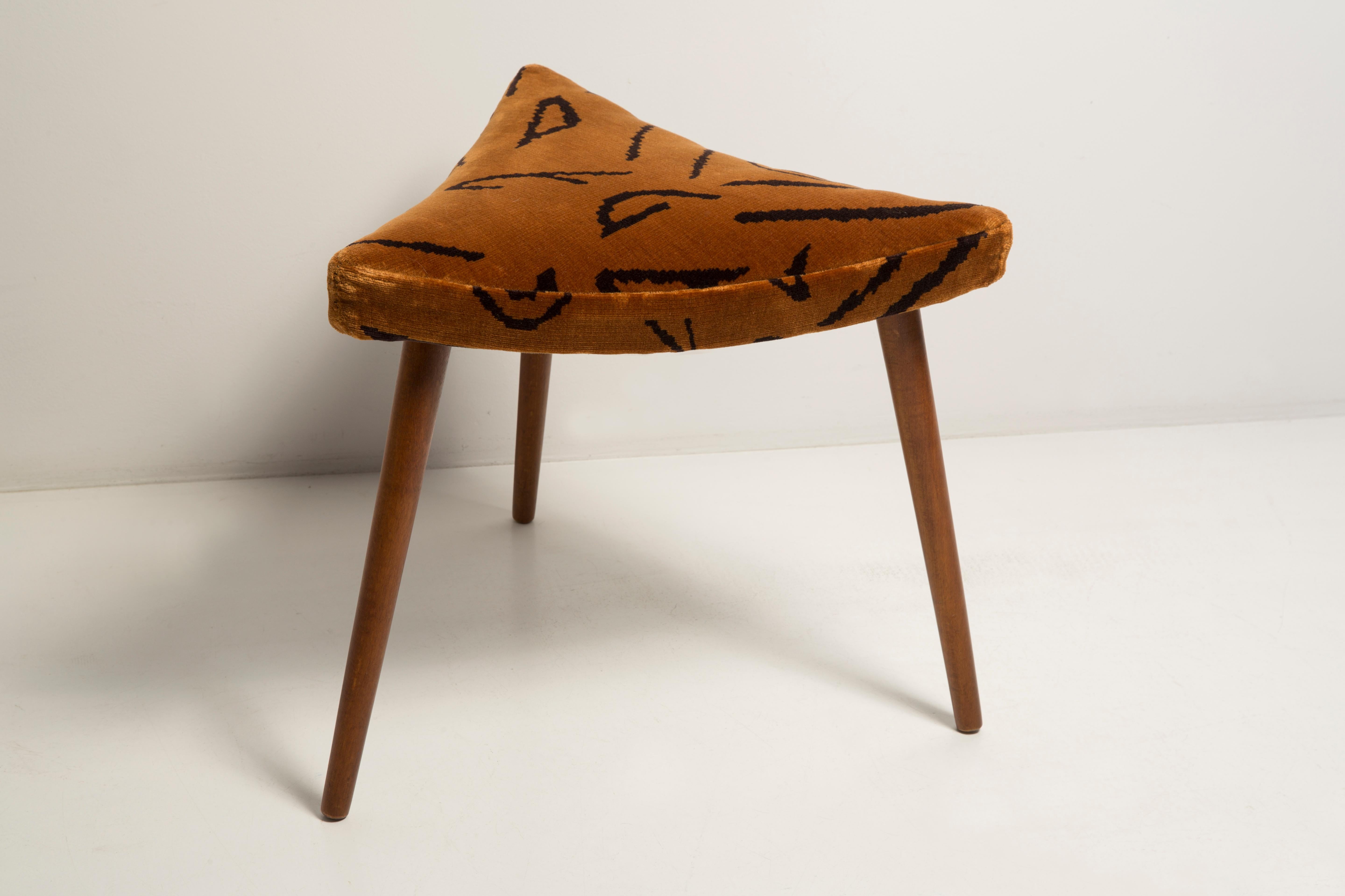 Taburete de finales de los años 60 y 70. Bonito tapizado de terciopelo en color rojo. Los taburetes constan de una parte tapizada, un asiento y patas de madera que se estrechan hacia abajo, características del estilo de los años sesenta. Son