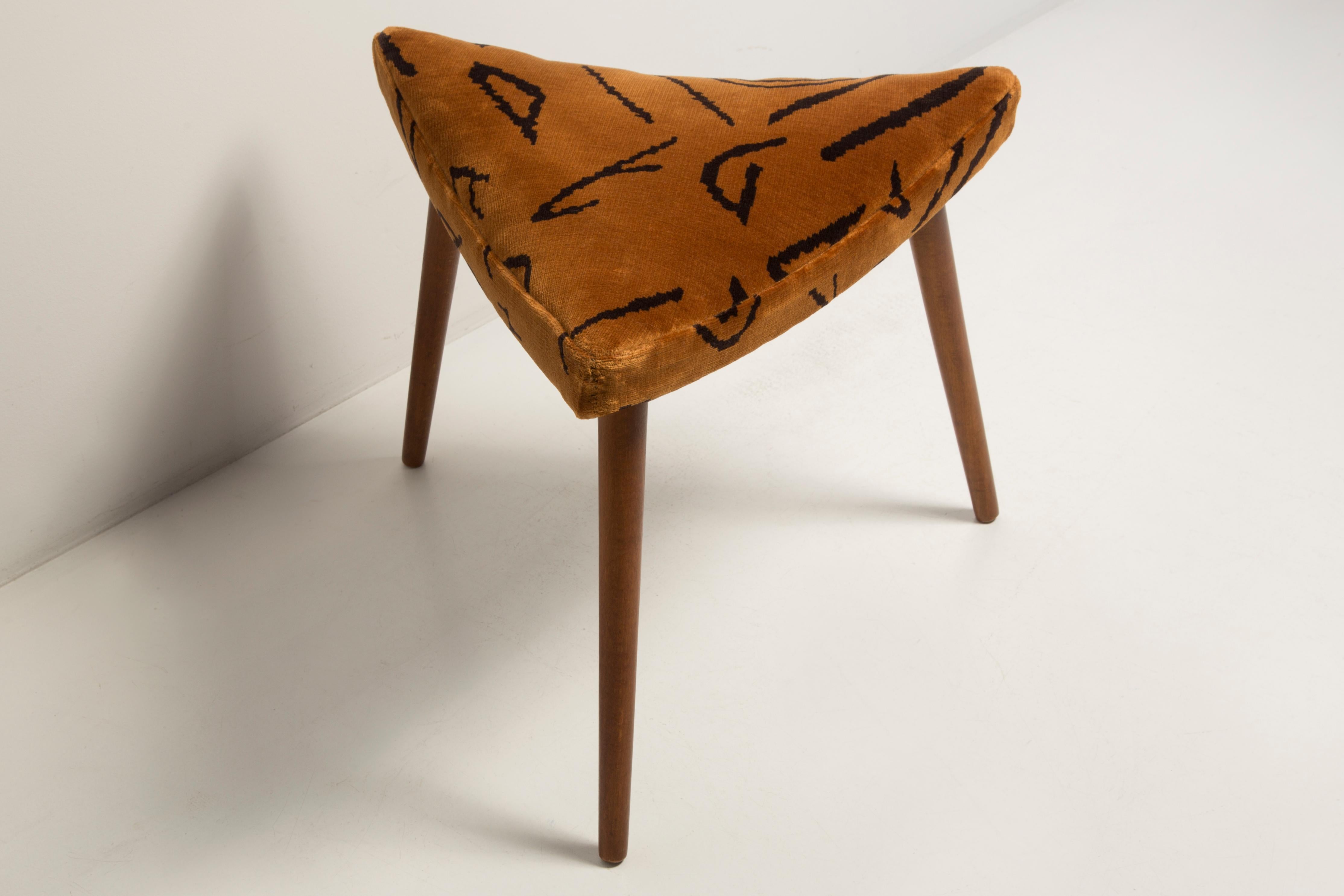 Taburete triangular Leontigre Jacquard Dedar de mediados de siglo, Europa, 1960 Moderno de mediados de siglo en venta