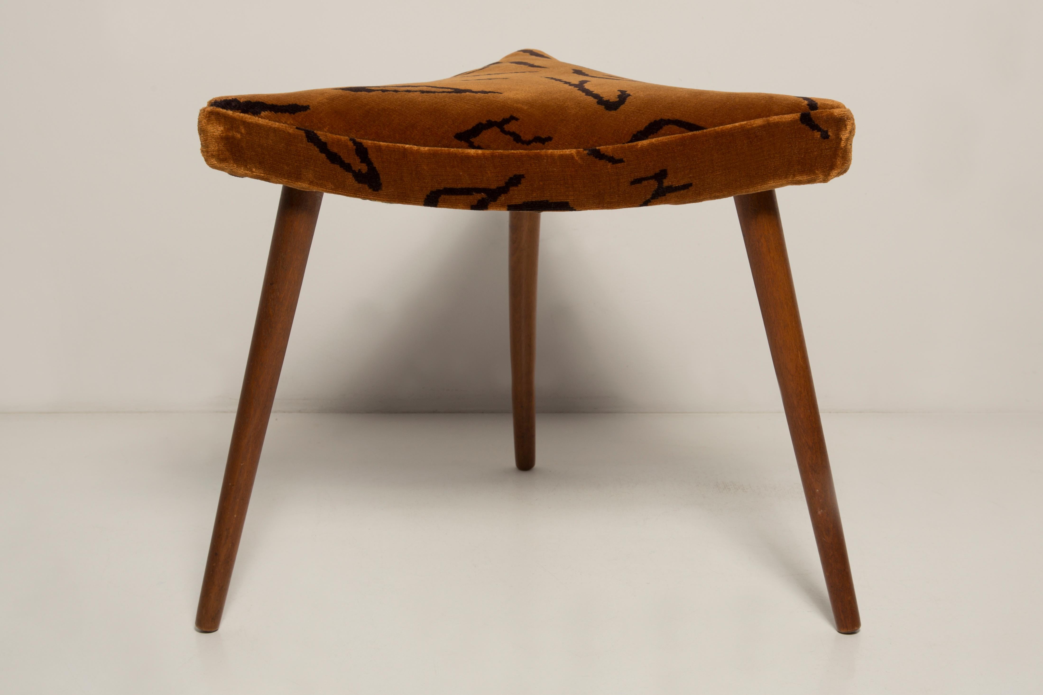 Taburete triangular Leontigre Jacquard Dedar de mediados de siglo, Europa, 1960 Polaco en venta