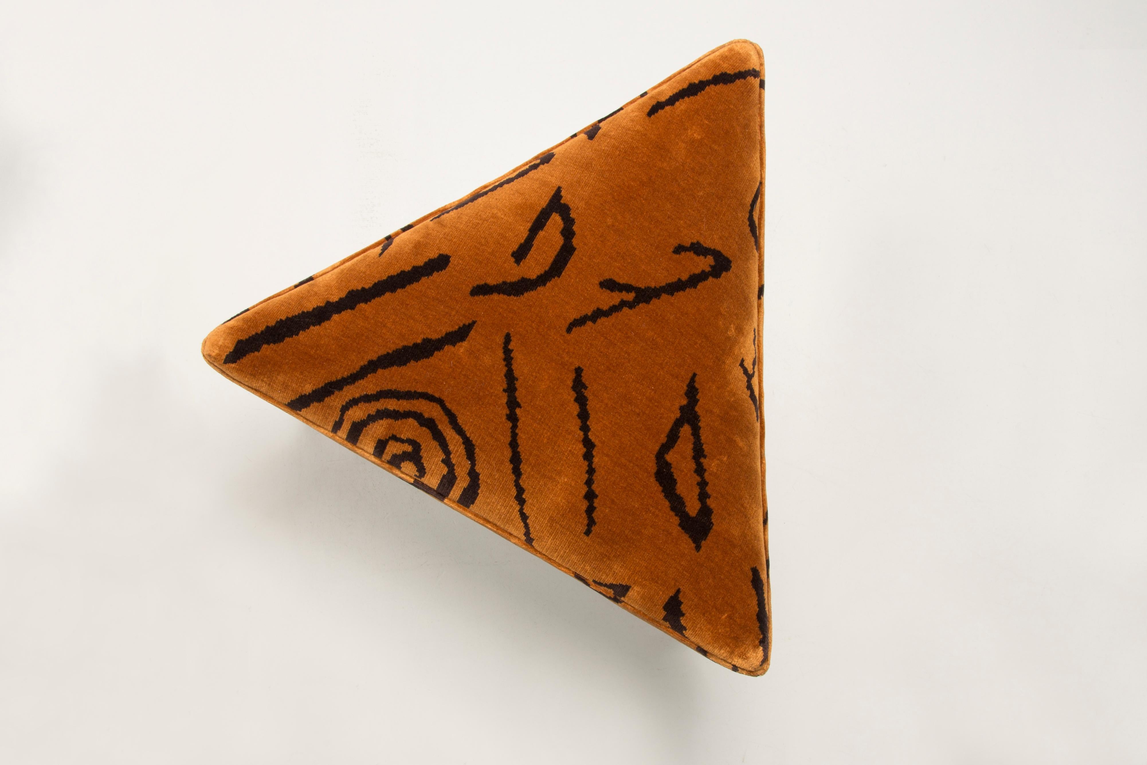 Taburete triangular Leontigre Jacquard Dedar de mediados de siglo, Europa, 1960 en Excelente estado para la venta en 05-080 Hornowek, PL