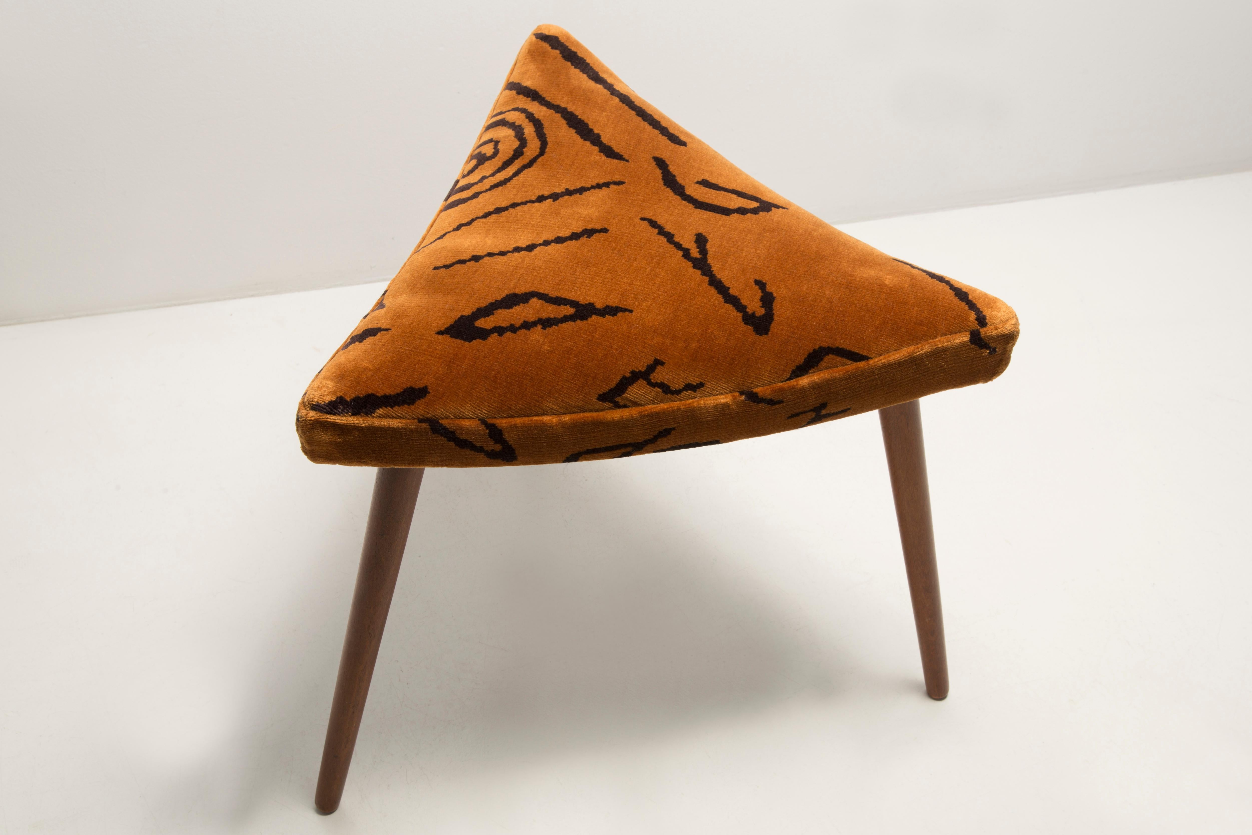 Taburete triangular Leontigre Jacquard Dedar de mediados de siglo, Europa, 1960 siglo XX en venta