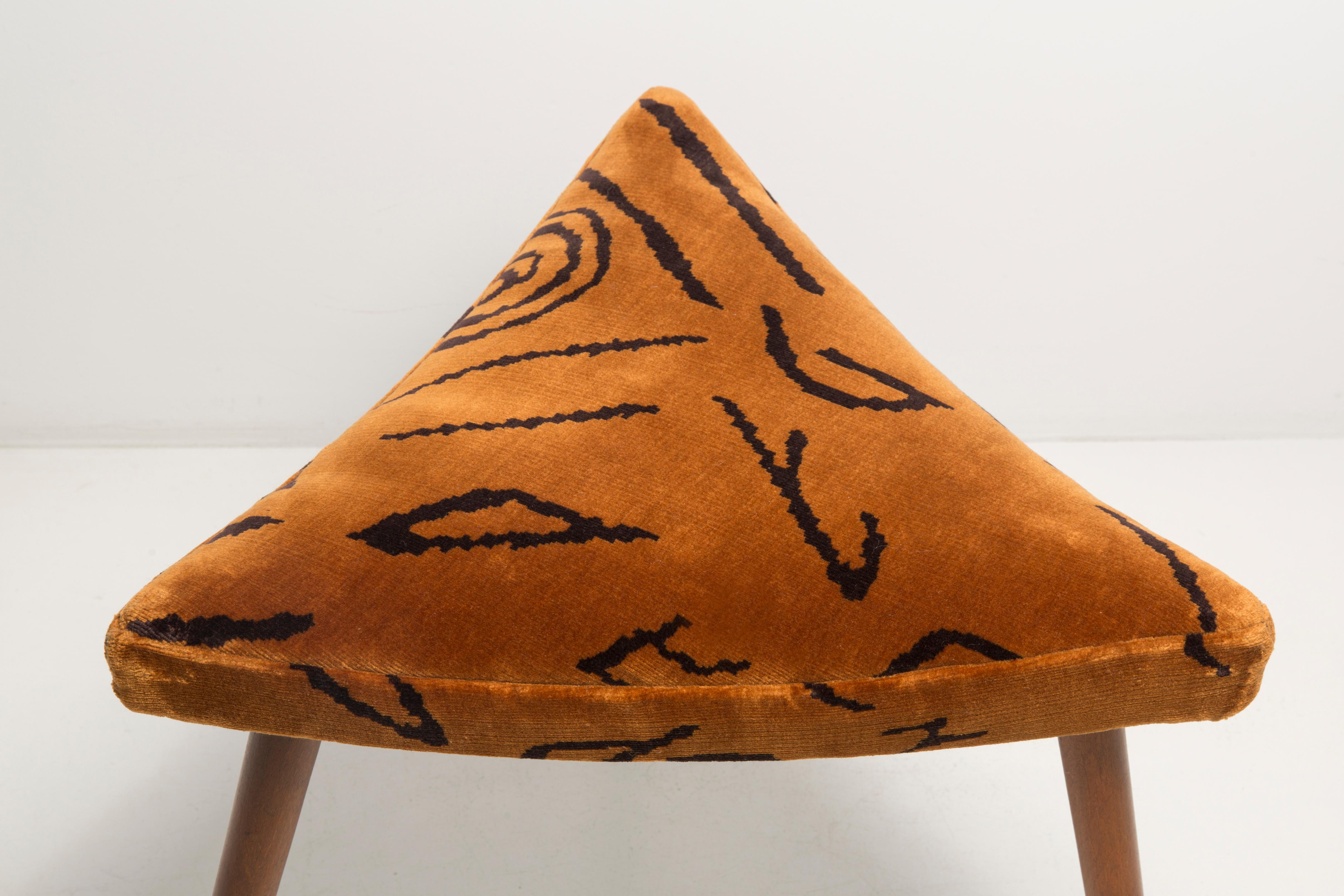 Taburete triangular Leontigre Jacquard Dedar de mediados de siglo, Europa, 1960 Terciopelo en venta