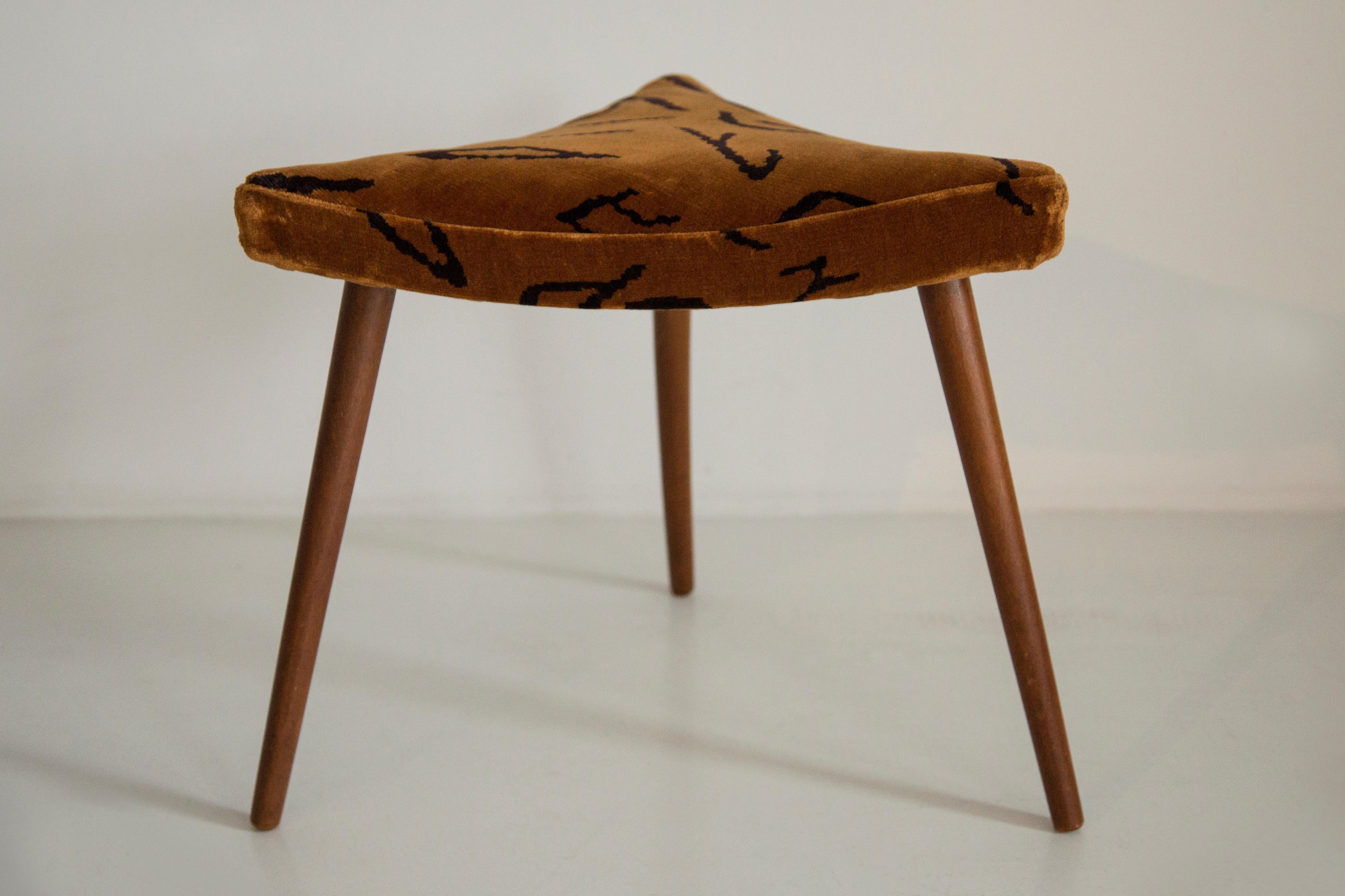 Taburete triangular Leontigre Jacquard Dedar de mediados de siglo, Europa, 1960 en venta 1