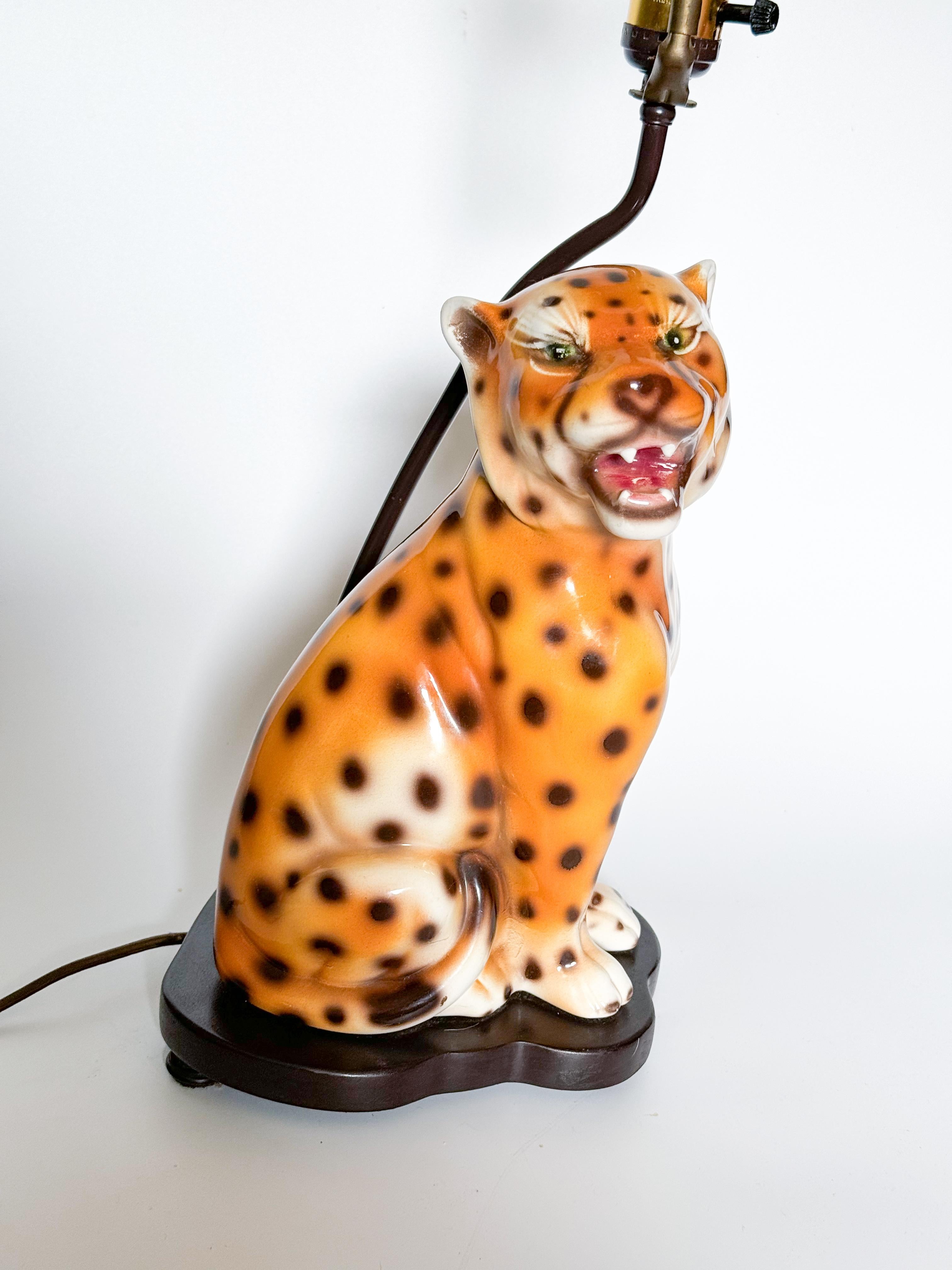 Lampe de table en céramique léopard-guépard du milieu du siècle, fabriquée par CLF Faiancas à Alcobaça, au Portugal, dans les années 1970. La lampe présente un guépard en céramique méticuleusement détaillé, peint à la main dans des tons vibrants