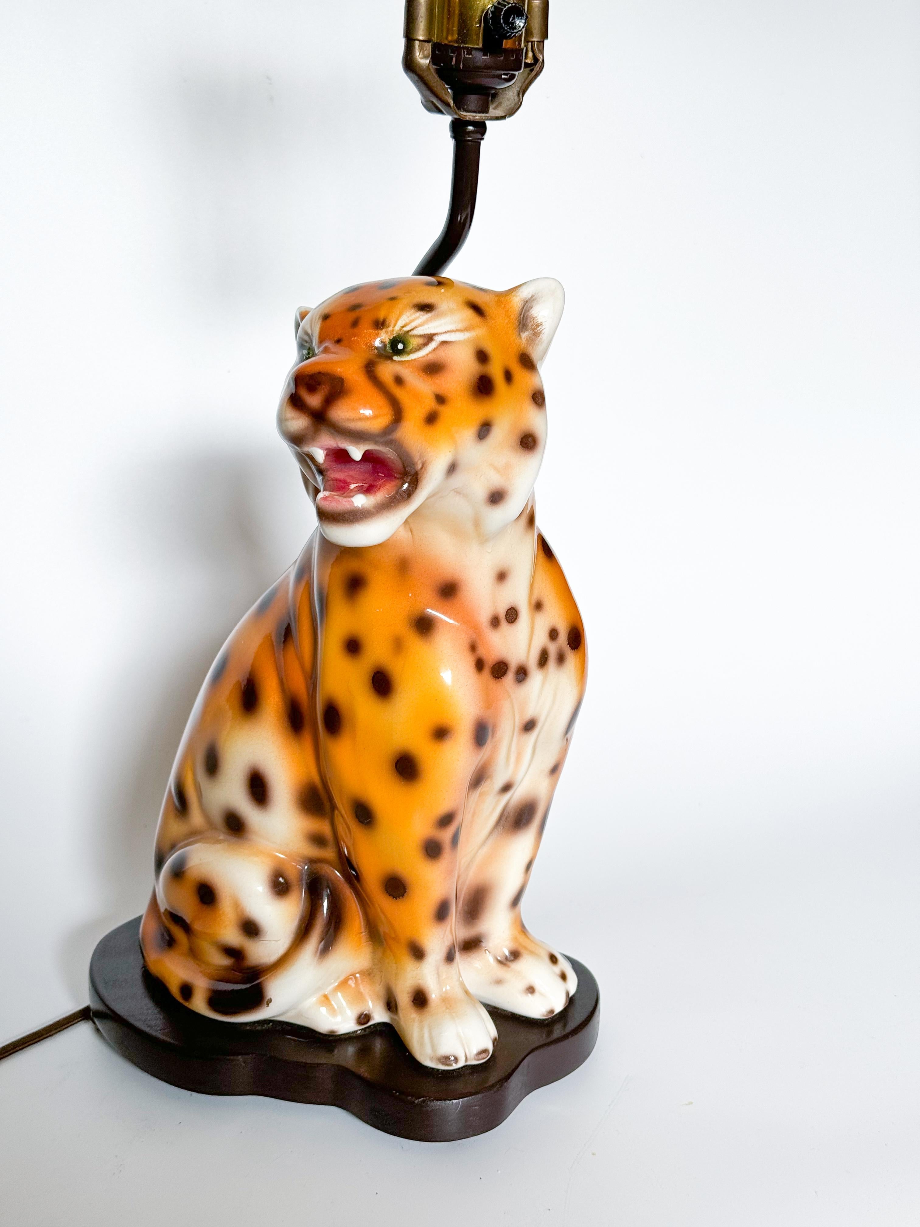 Mid-Century Modern Lampe de table portugaise du milieu du siècle en céramique léopard guépard des années 1970 en vente