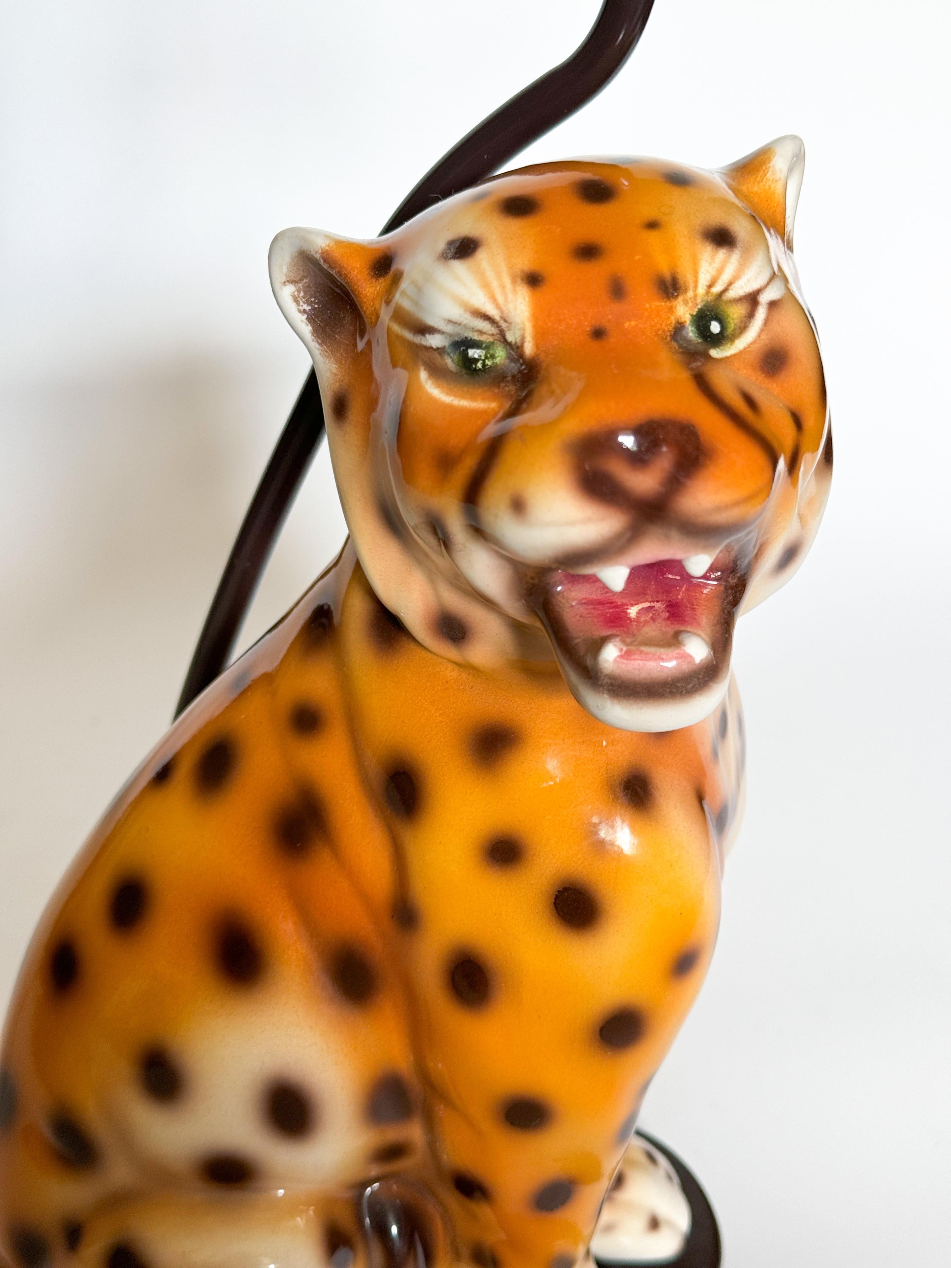Portugais Lampe de table portugaise du milieu du siècle en céramique léopard guépard des années 1970 en vente