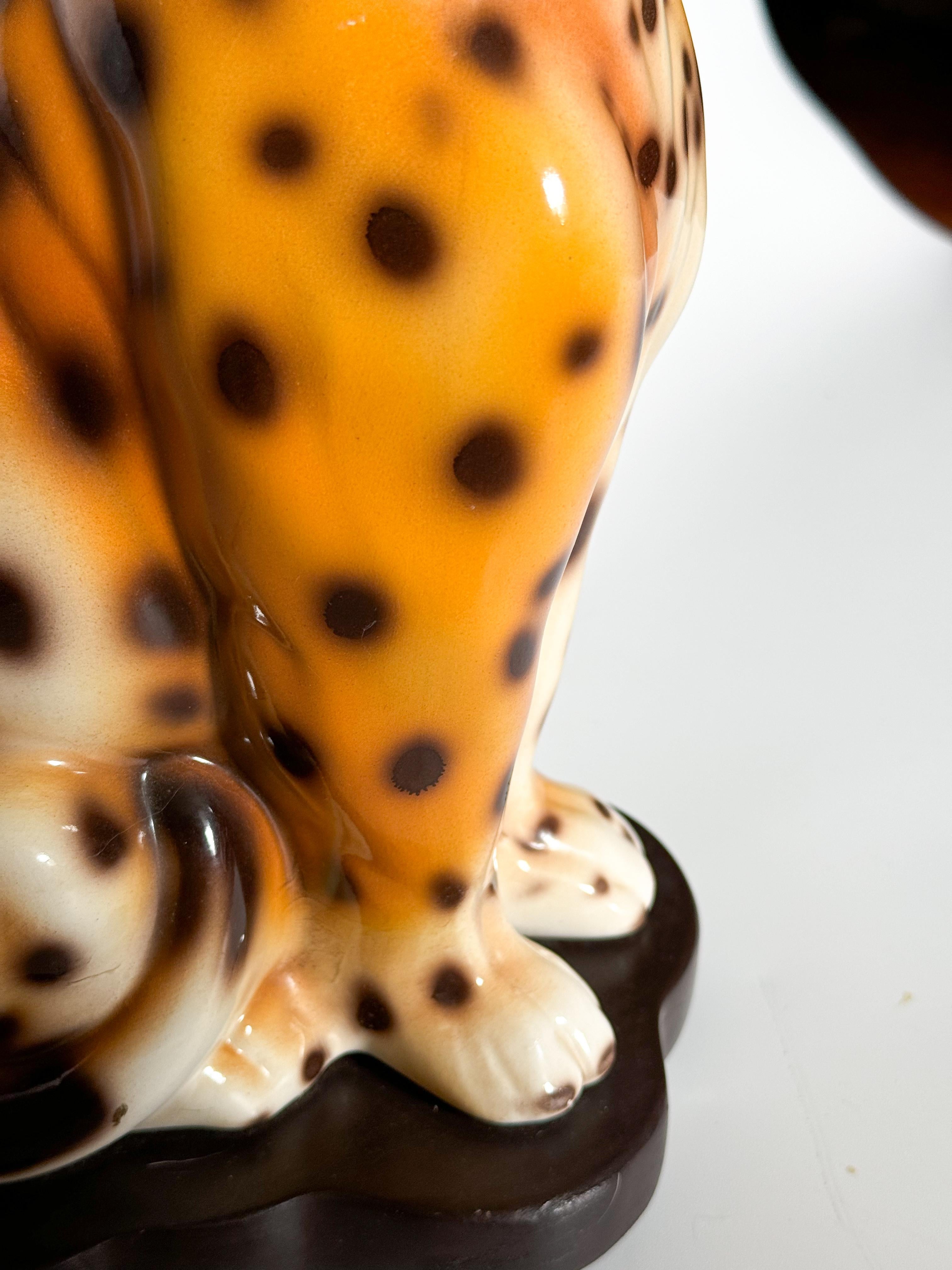 Peint à la main Lampe de table portugaise du milieu du siècle en céramique léopard guépard des années 1970 en vente