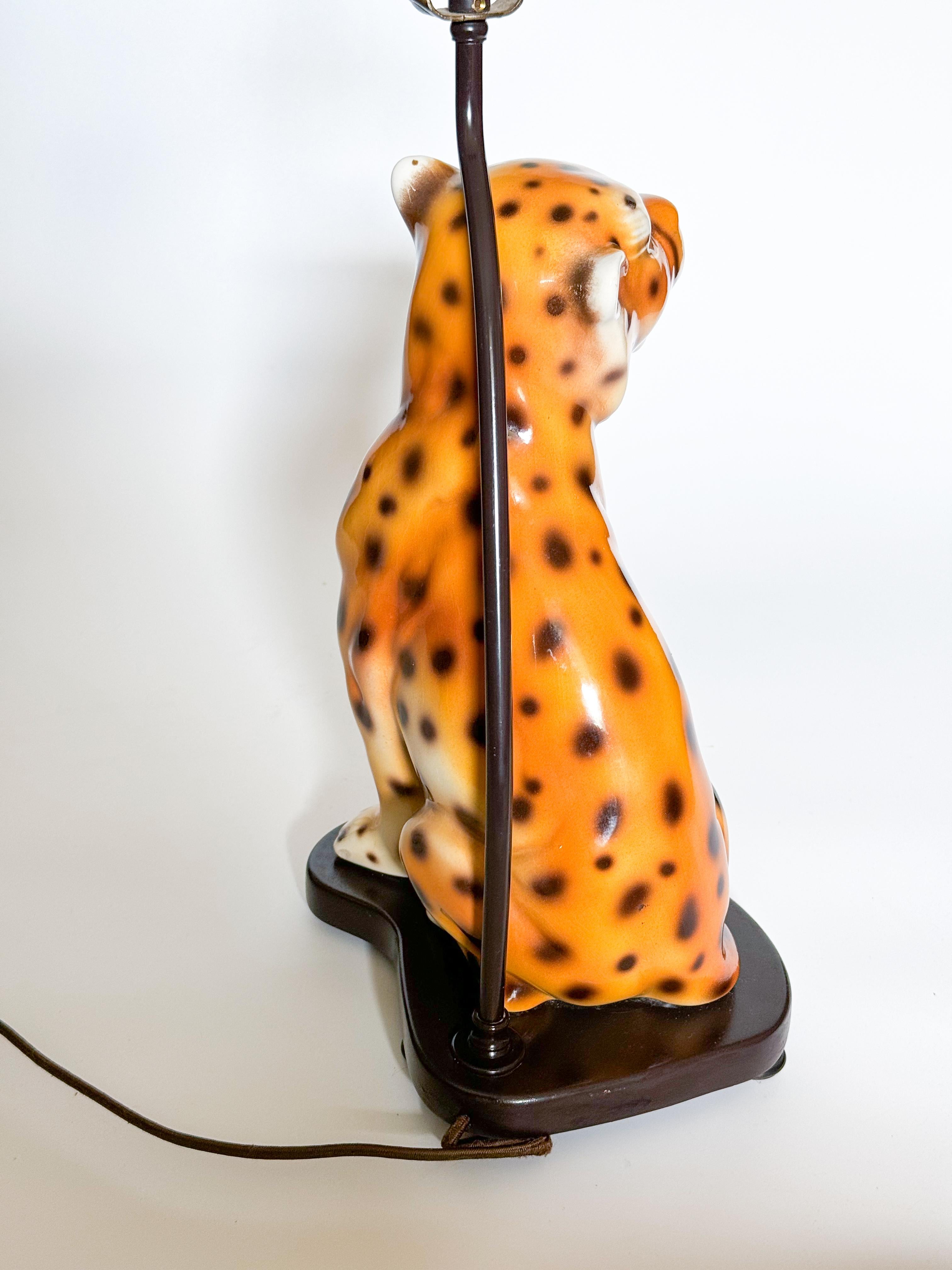 Lampe de table portugaise du milieu du siècle en céramique léopard guépard des années 1970 Bon état - En vente à Toronto, CA