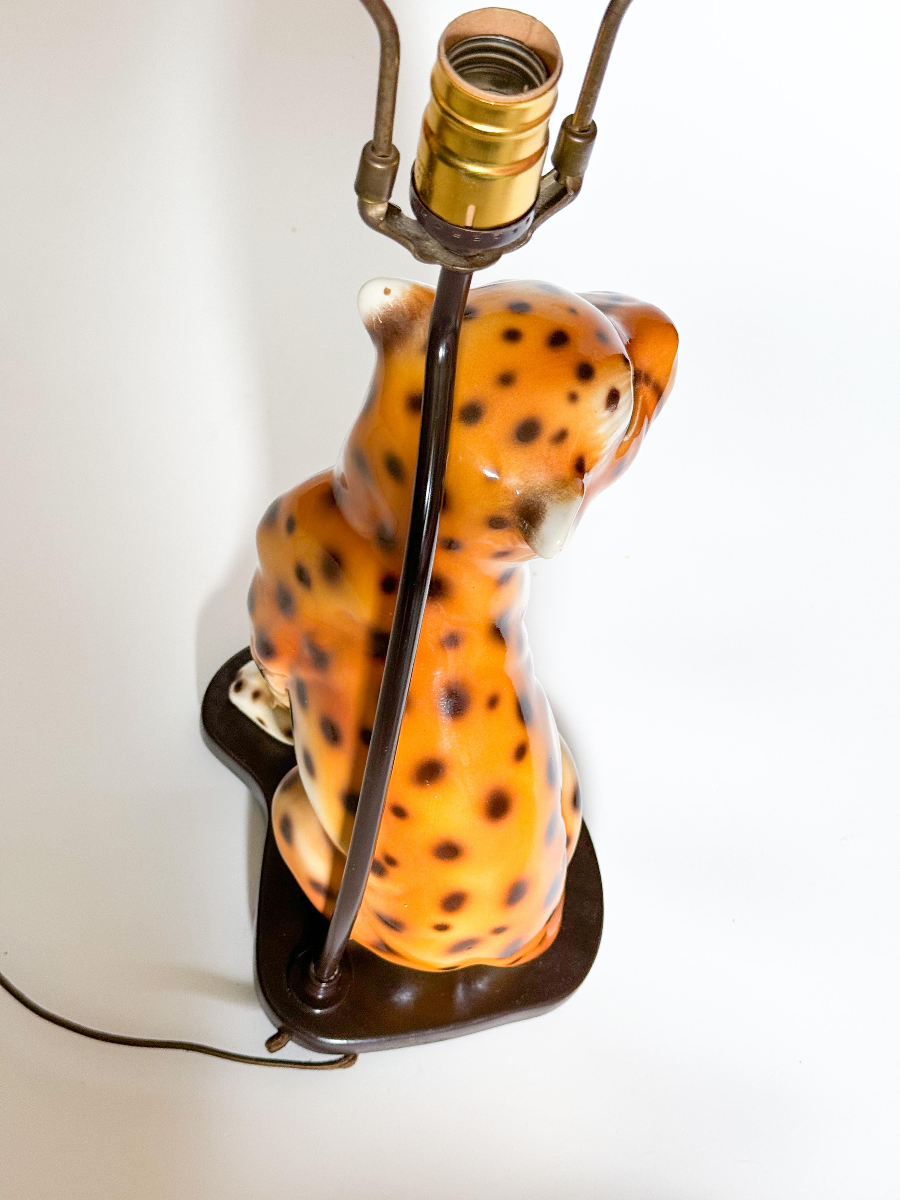 20ième siècle Lampe de table portugaise du milieu du siècle en céramique léopard guépard des années 1970 en vente