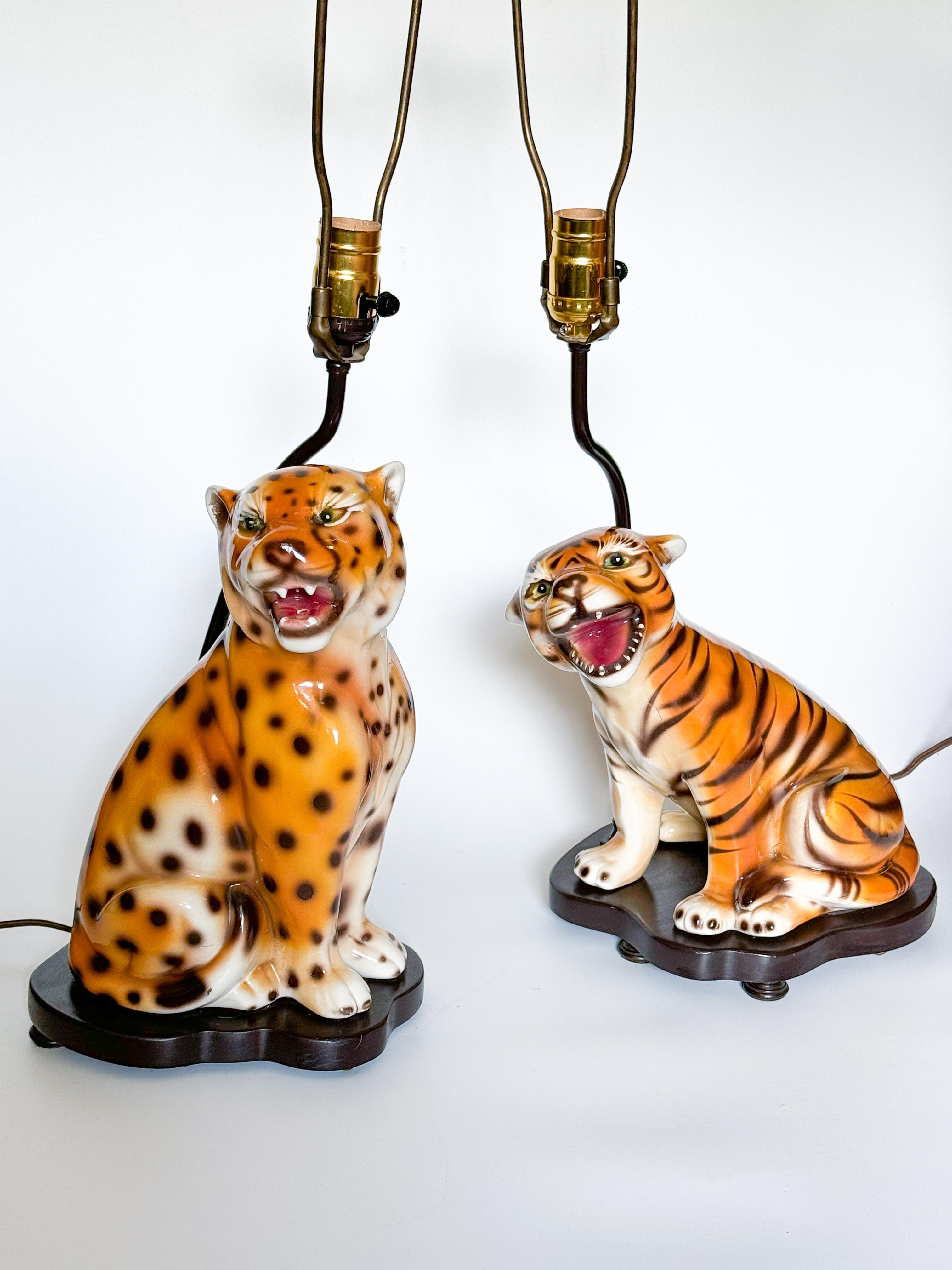 Métal Lampe de table portugaise du milieu du siècle en céramique léopard guépard des années 1970 en vente