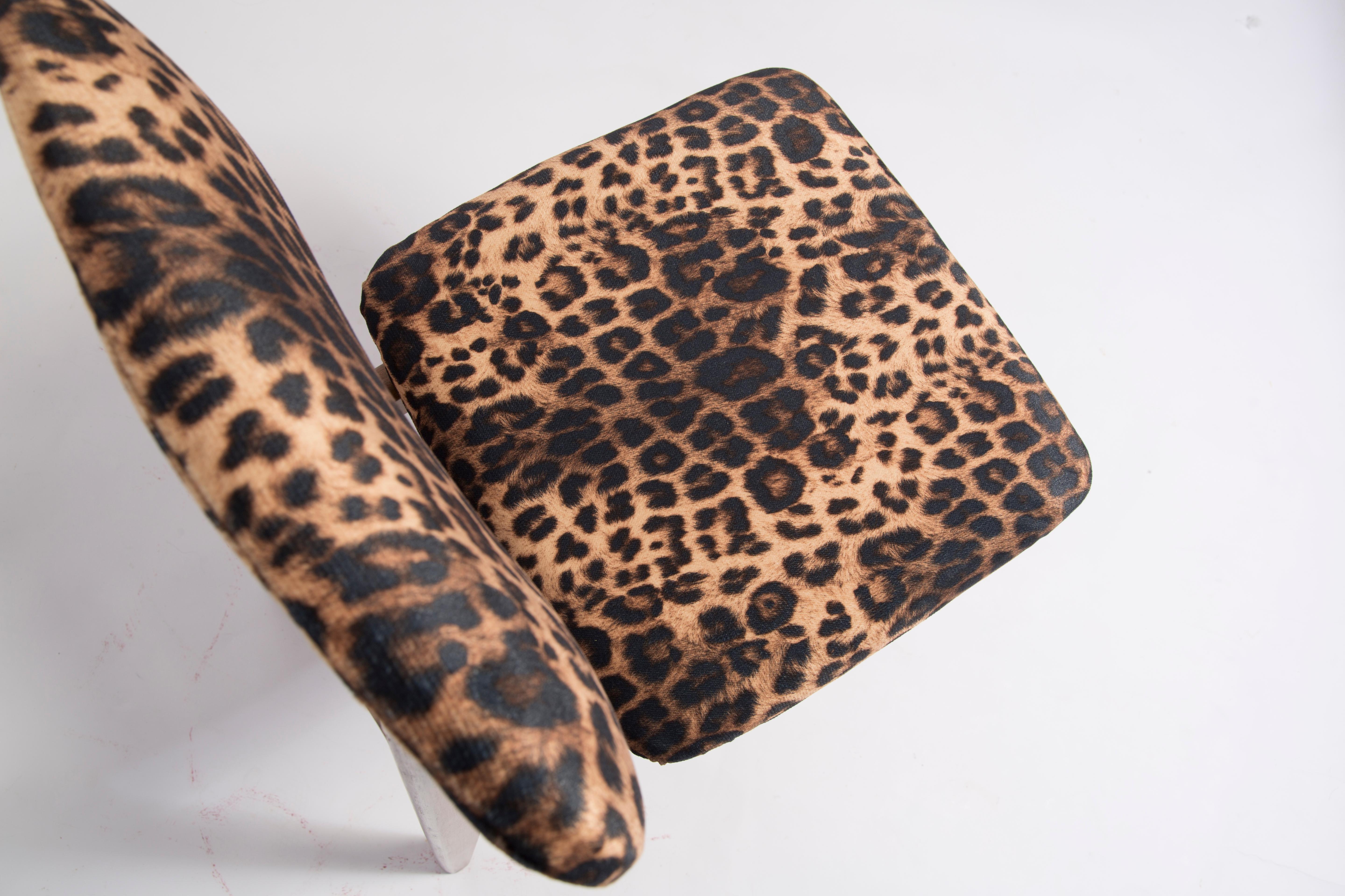Mid Century Leopard Velvet Chair, Walnut Wood, Rajmund Halas, Poland, 1960s For Sale 1