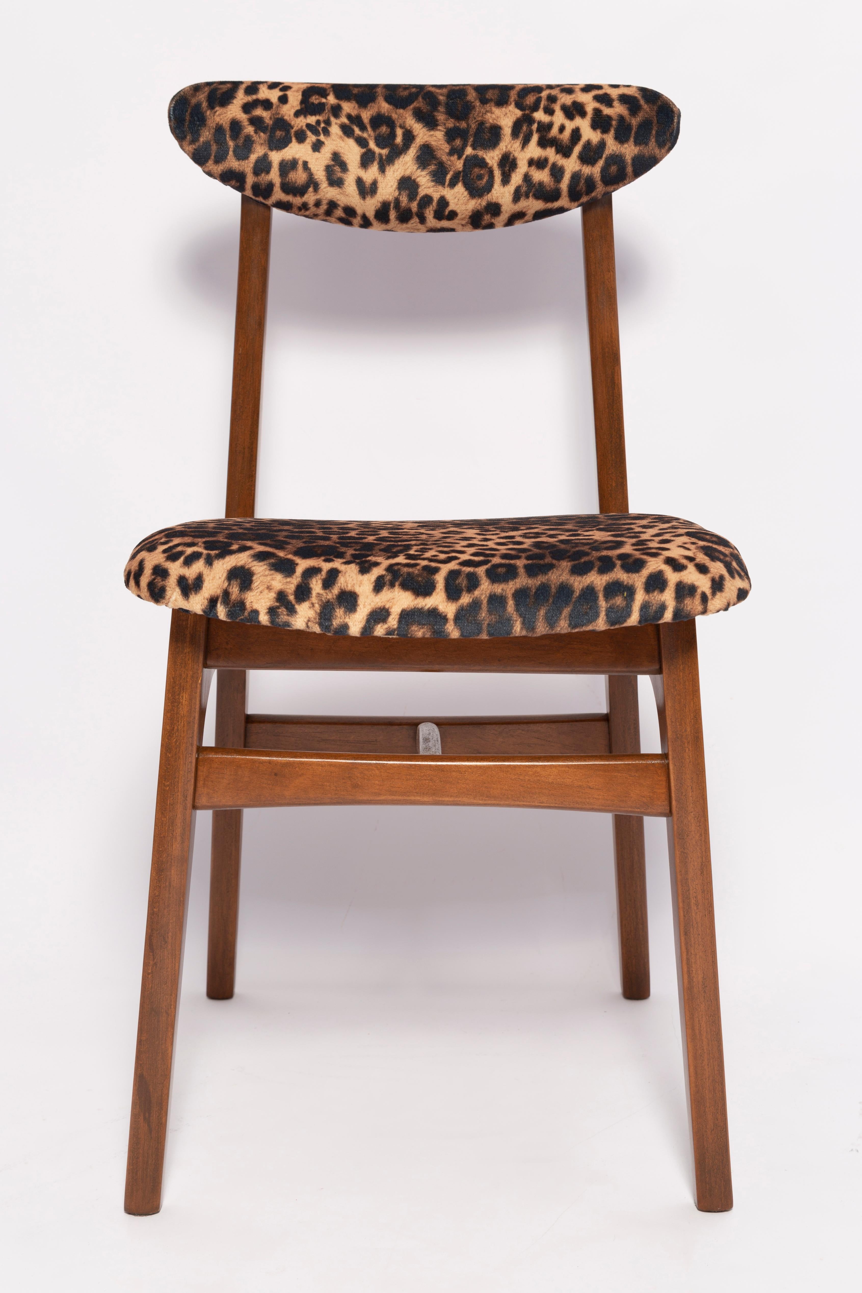 Mid Century Leopard Velvet Chair, Walnut Wood, Rajmund Halas, Poland, 1960s In Excellent Condition For Sale In 05-080 Hornowek, PL