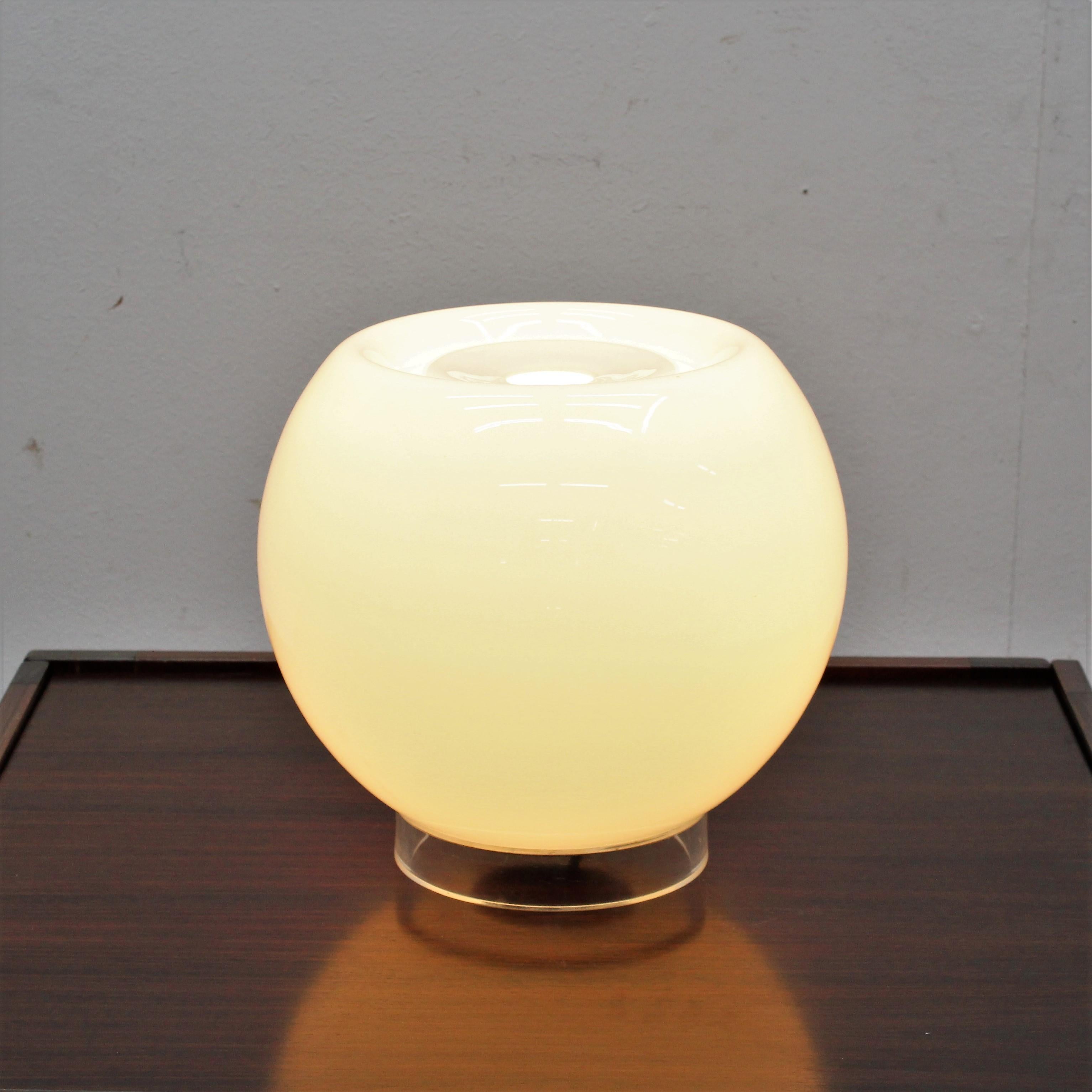Midcentury Leucos Swivel Table Lamp White Glass, Italy, 1970s 5