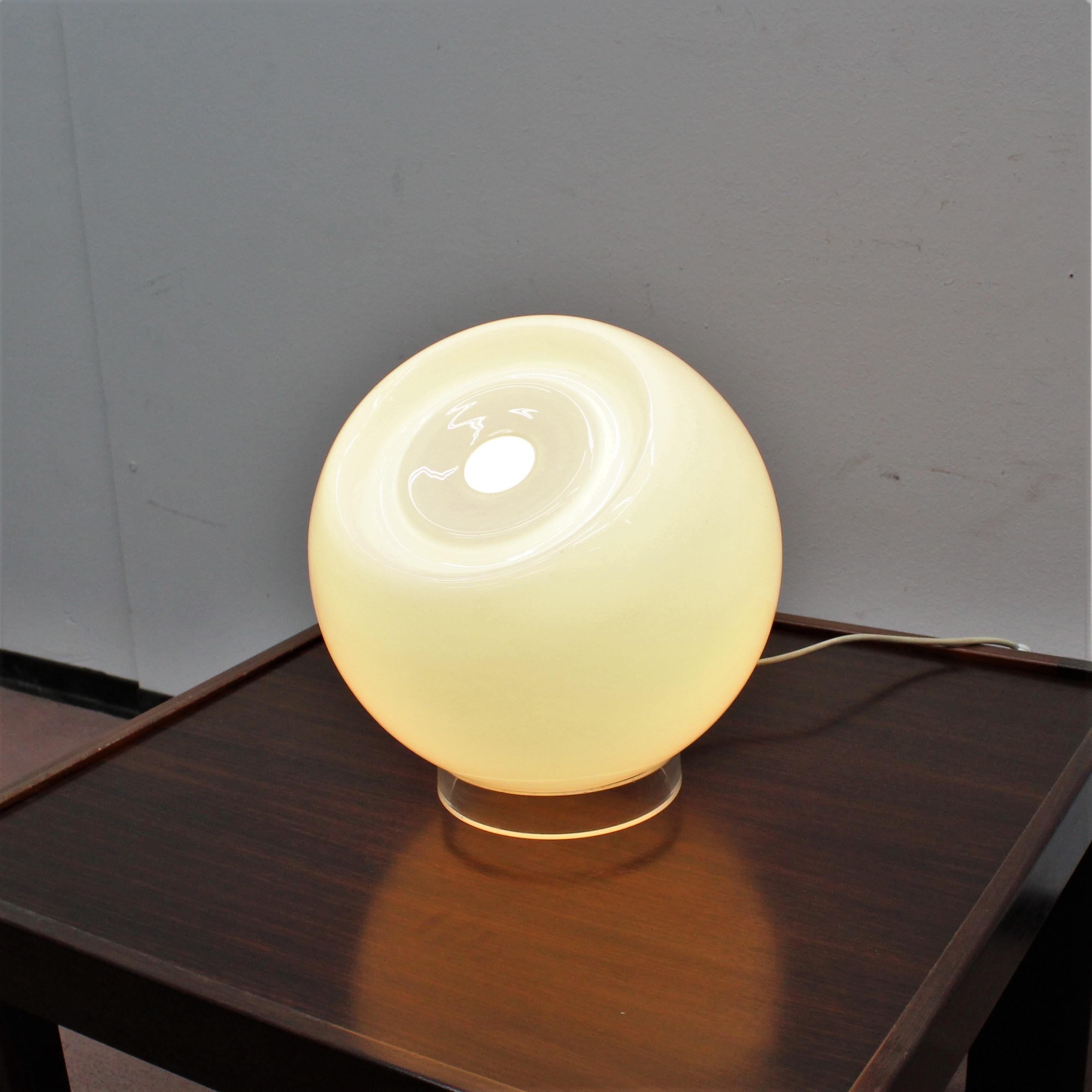 Midcentury Leucos Swivel Table Lamp White Glass, Italy, 1970s 6