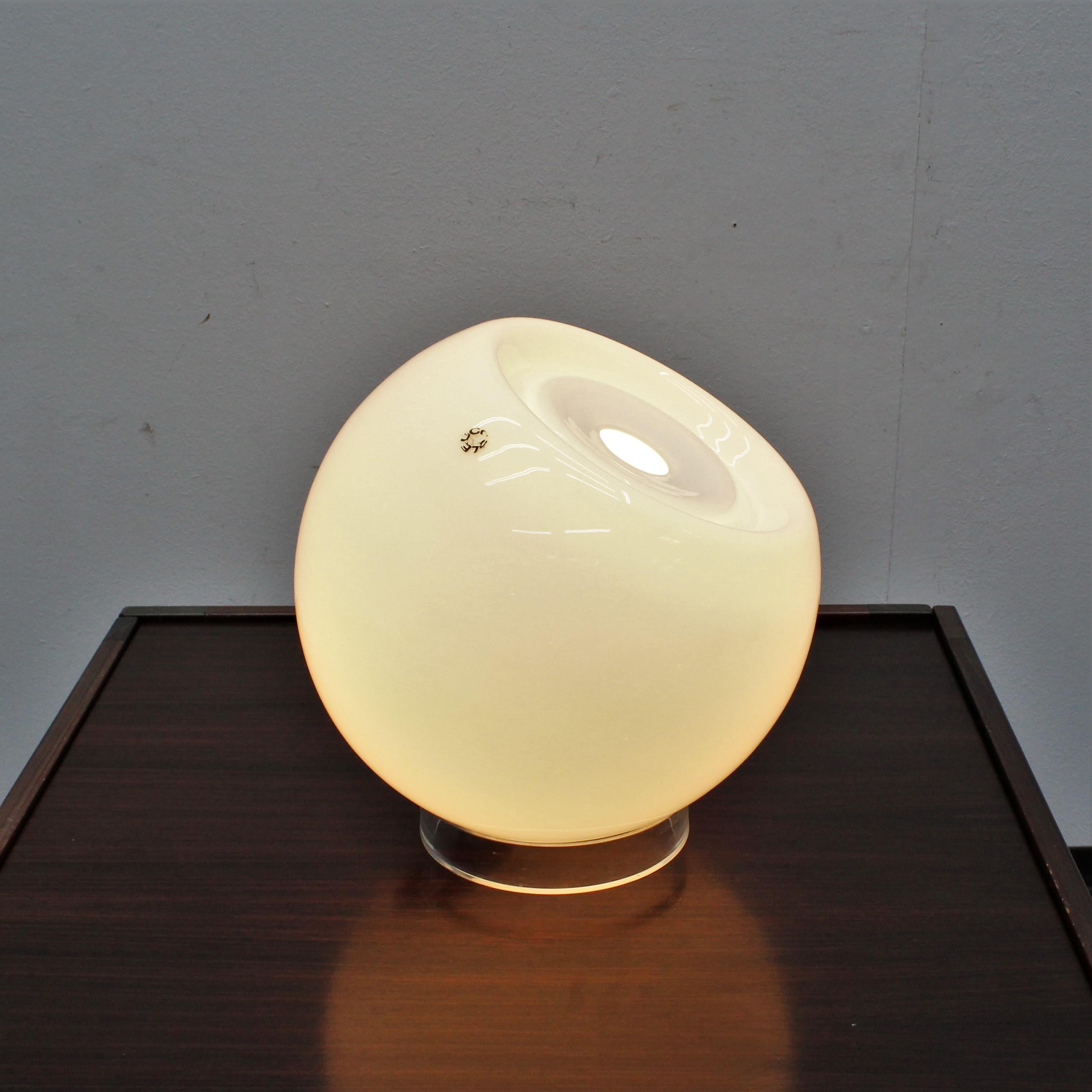 Midcentury Leucos Swivel Table Lamp White Glass, Italy, 1970s 8