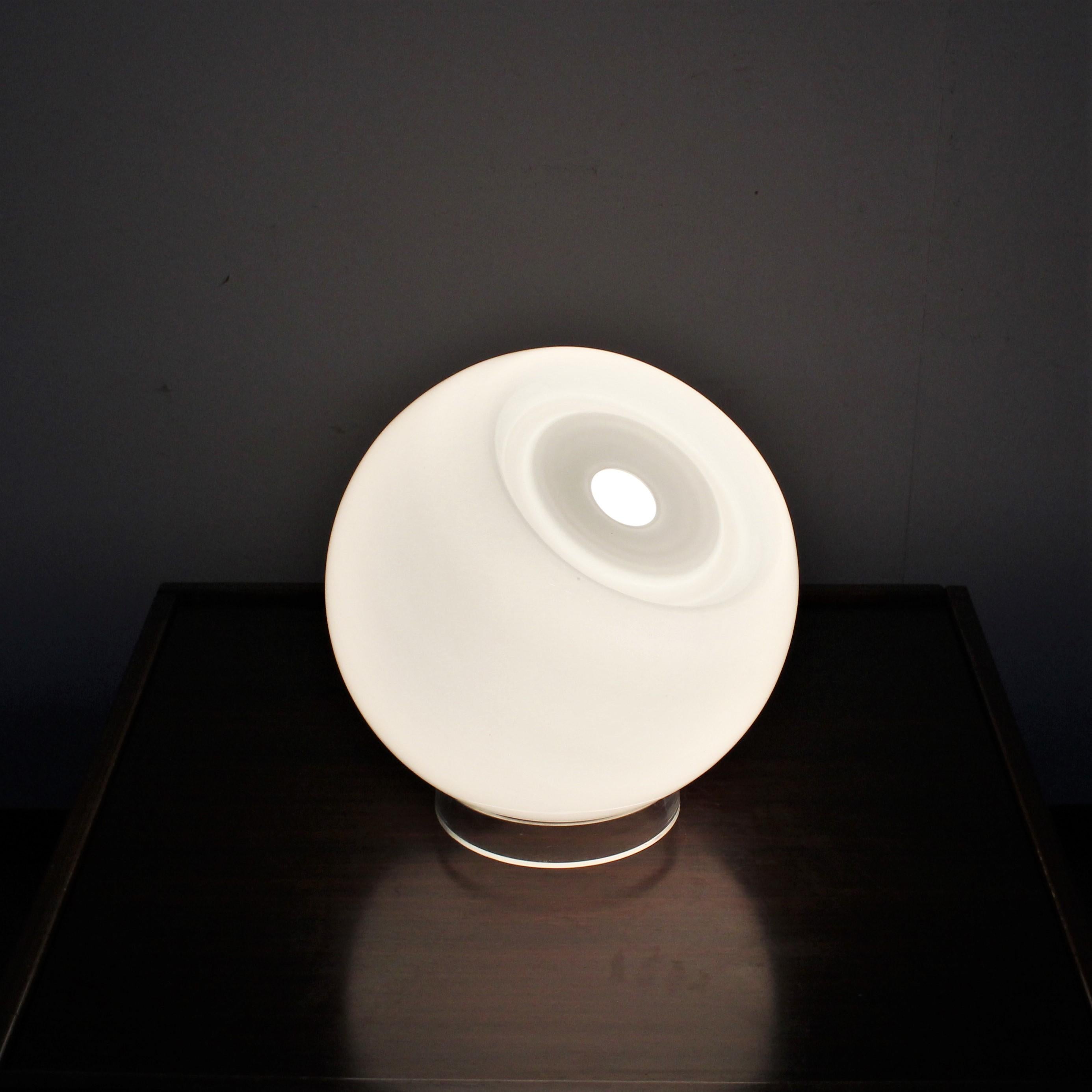 Midcentury Leucos Swivel Table Lamp White Glass, Italy, 1970s 9