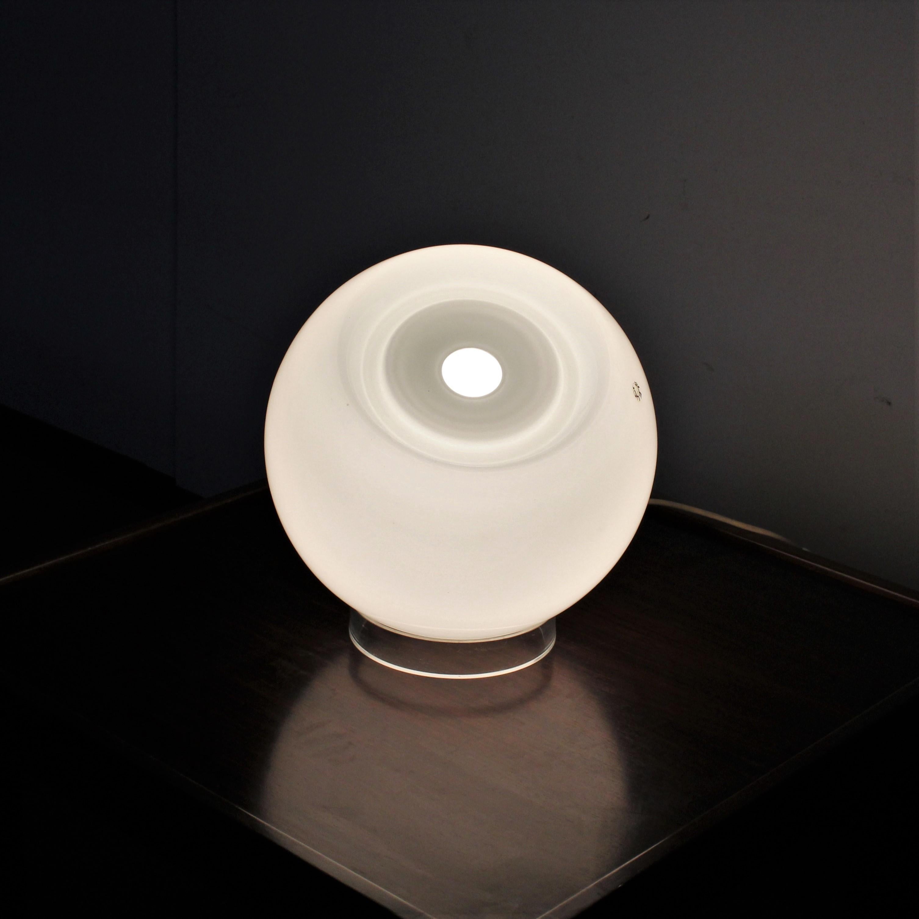 Midcentury Leucos Swivel Table Lamp White Glass, Italy, 1970s 10