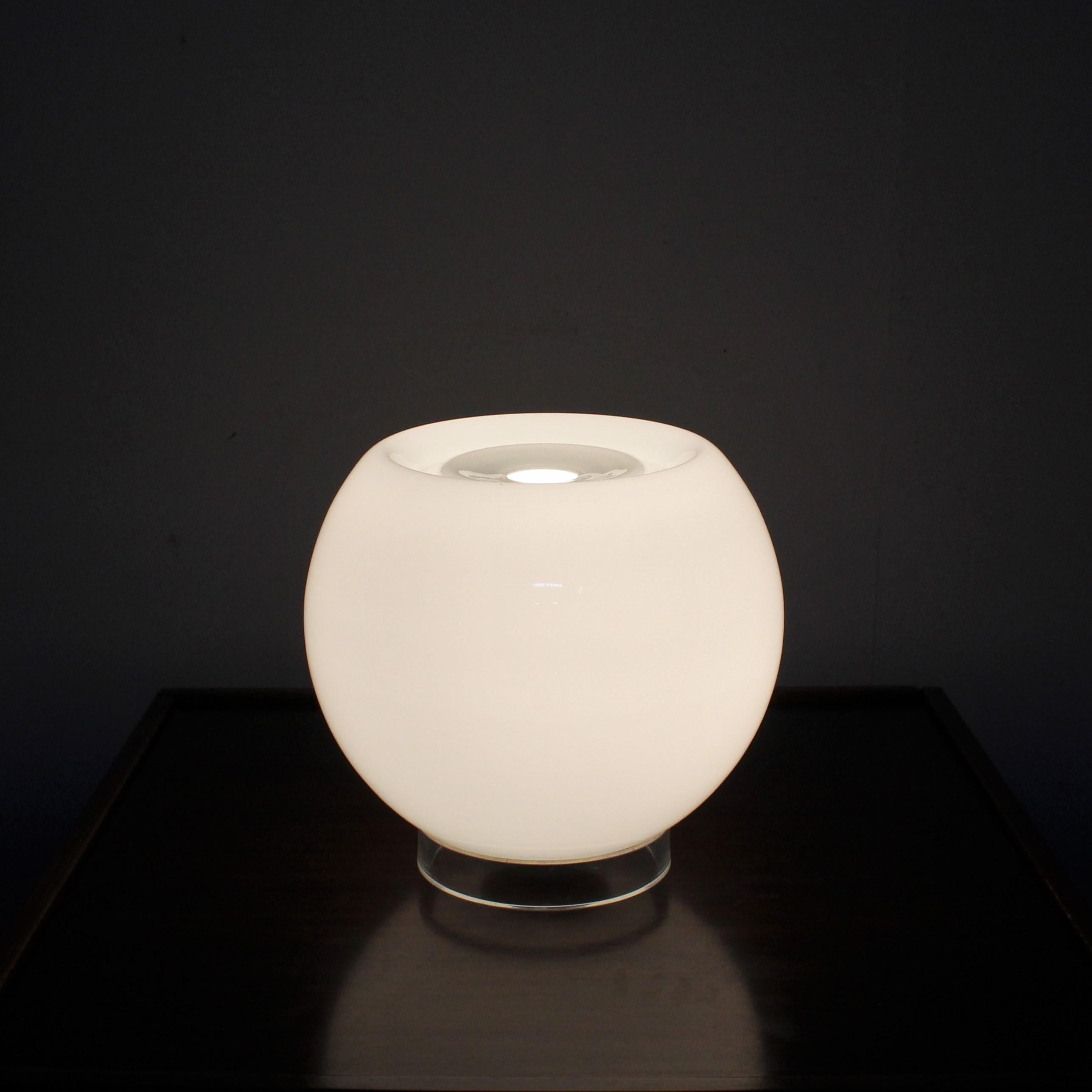 Midcentury Leucos Swivel Table Lamp White Glass, Italy, 1970s 12