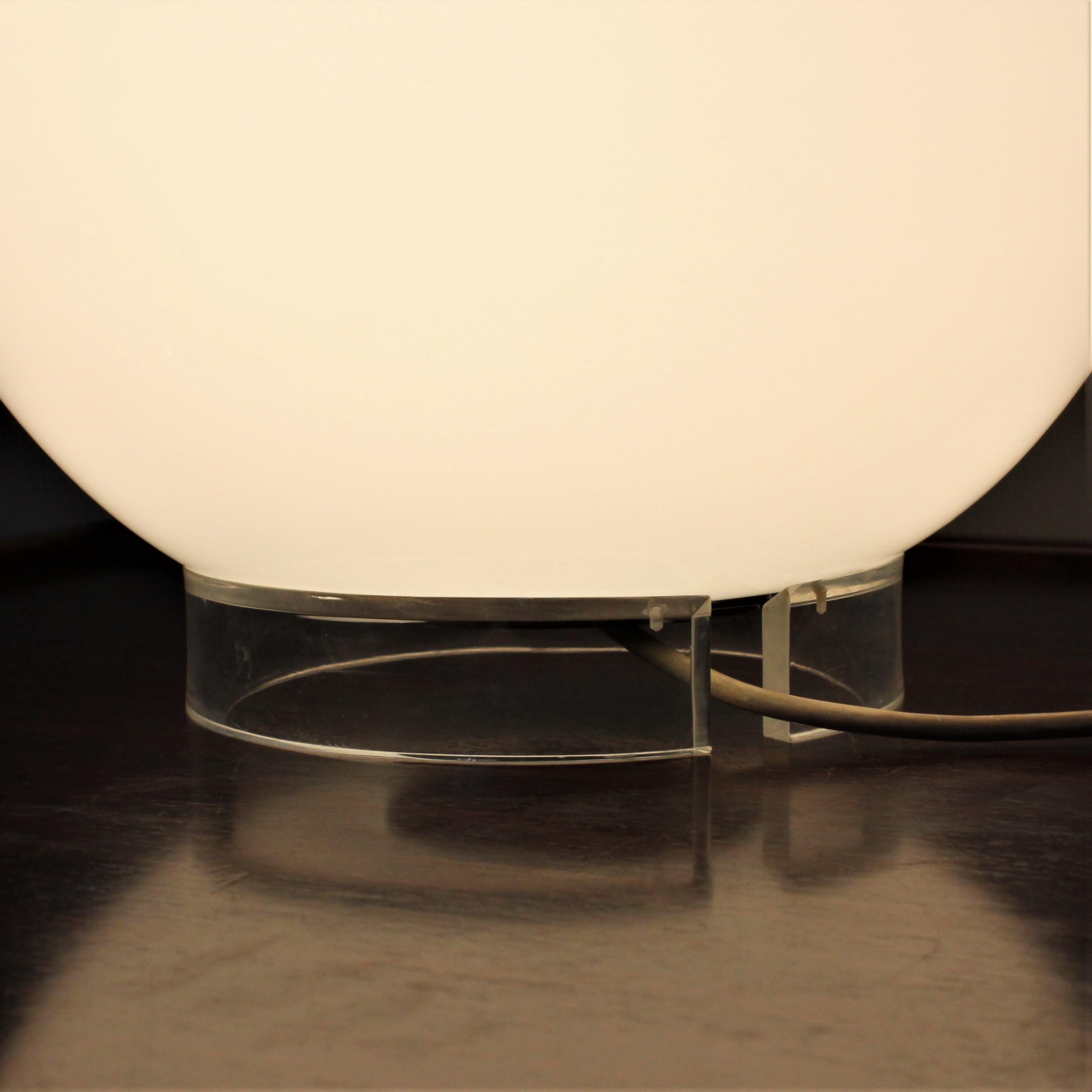 Midcentury Leucos Swivel Table Lamp White Glass, Italy, 1970s 13