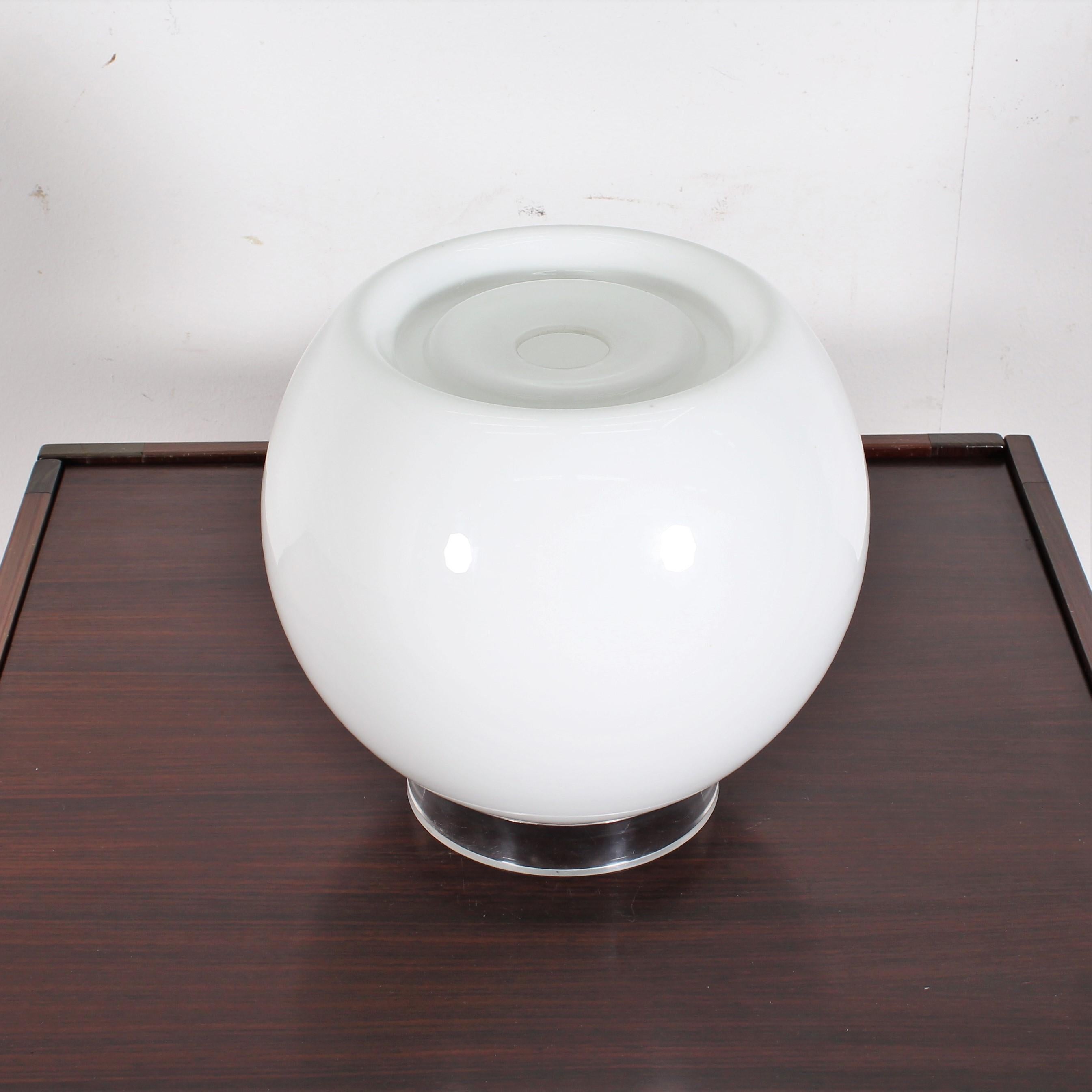 Midcentury Leucos Swivel Table Lamp White Glass, Italy, 1970s In Good Condition In Palermo, IT