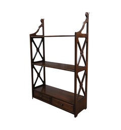 Étagère murale Chippendale à 3 niveaux en acajou du milieu du siècle dernier de Lewis Butler n° 112