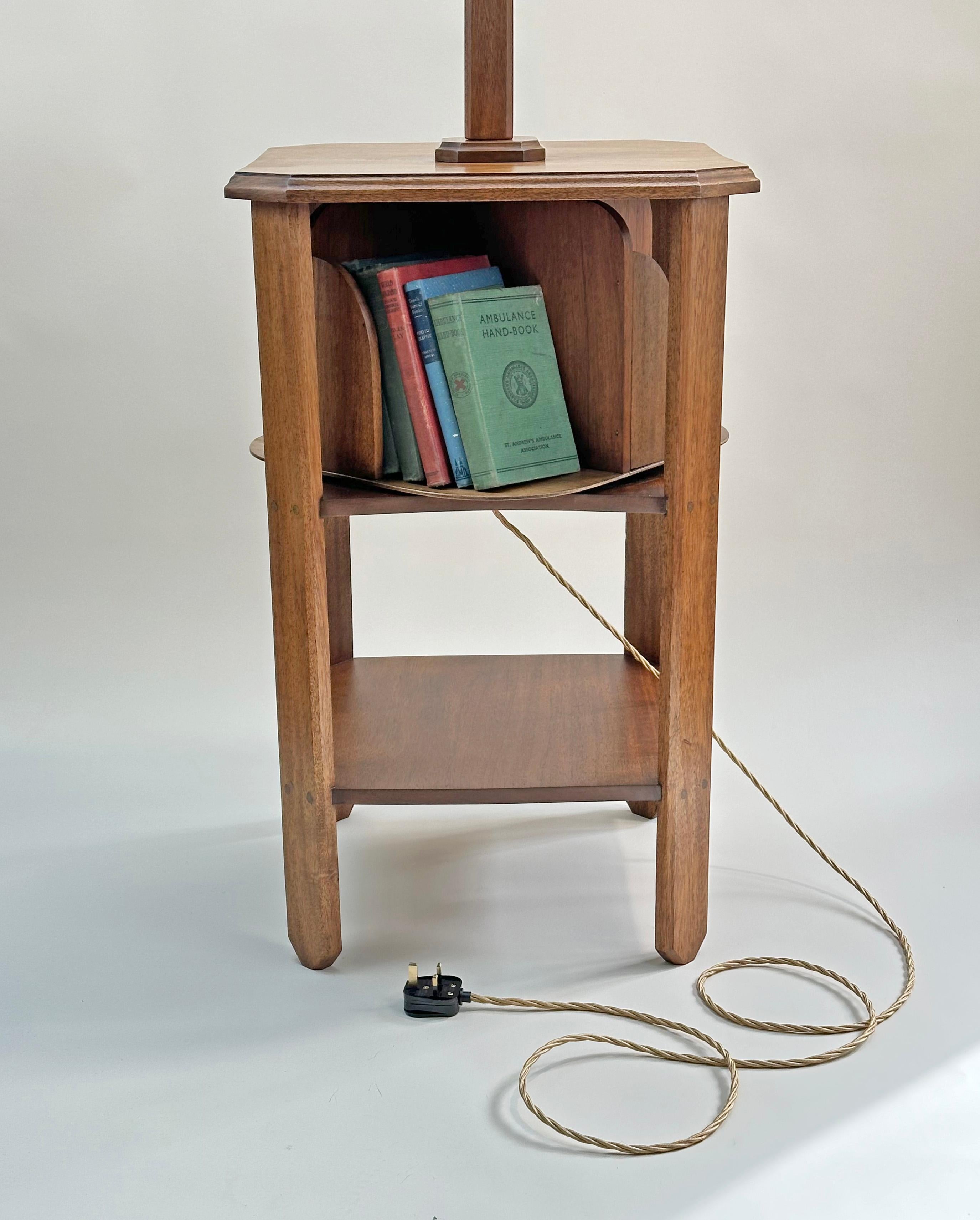 Holz-Beistelltisch aus der Mitte des Jahrhunderts mit Buch gedrechselt und Standardlampe  (Mitte des 20. Jahrhunderts) im Angebot