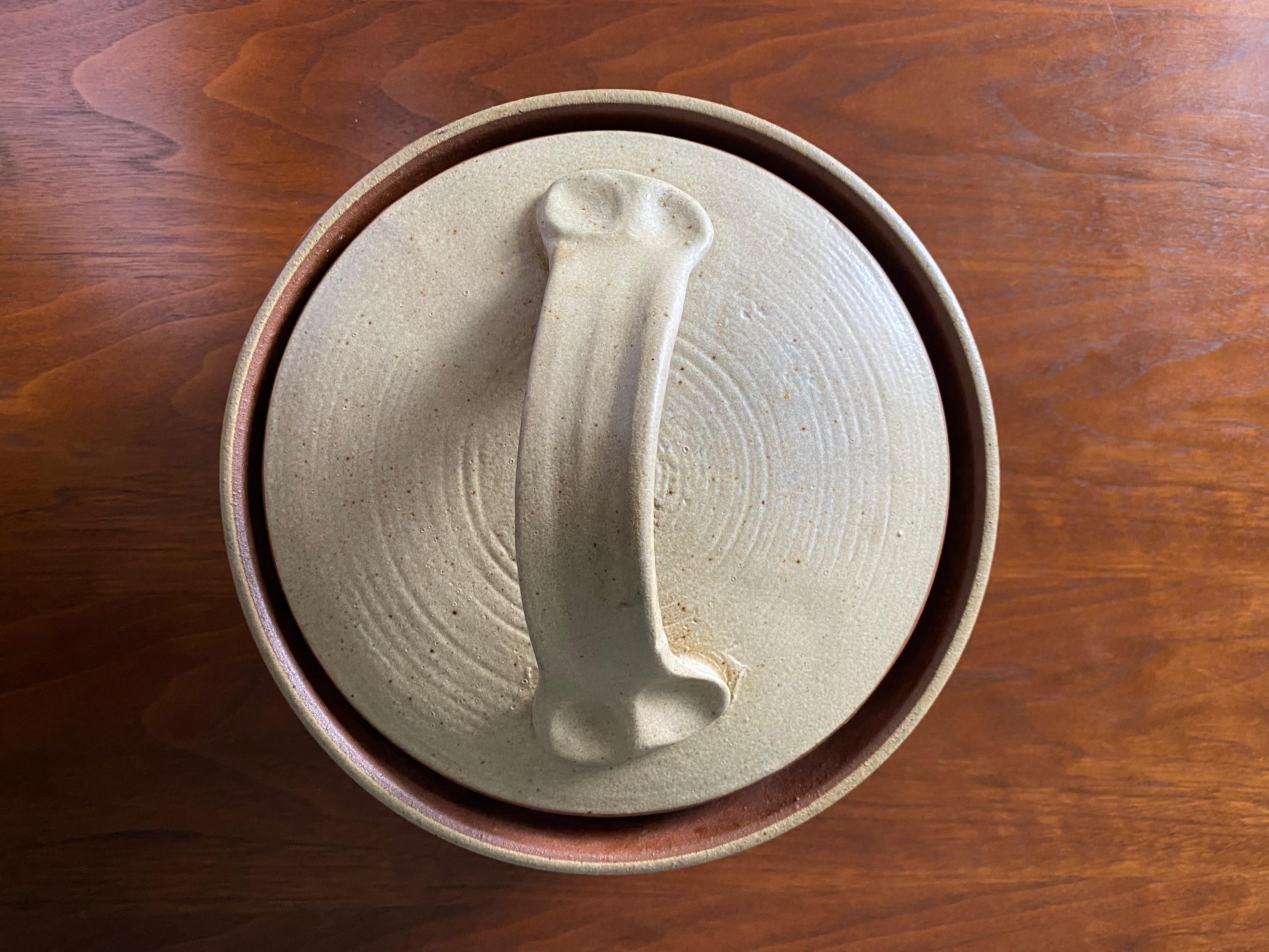 Mid Century Lidded Ceramic Bowl In Good Condition For Sale In Costa Mesa, CA