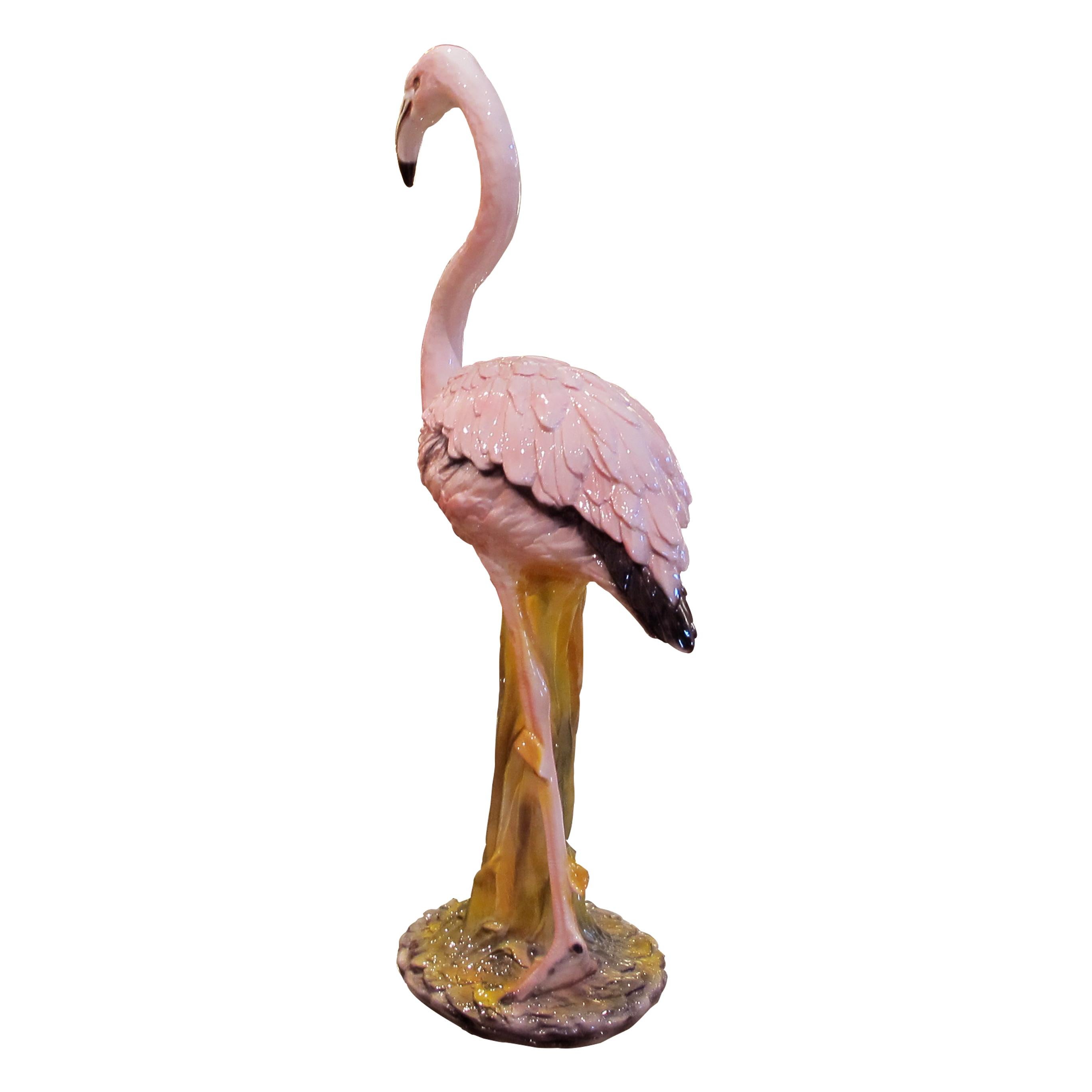 Ce flamant rose en céramique grandeur nature, très décoratif, a été fabriqué en Italie dans les années 1950. Le flamant est recouvert d'une glaçure très brillante, ce qui donne à sa surface un éclat très réaliste. Le plumage texturé contraste