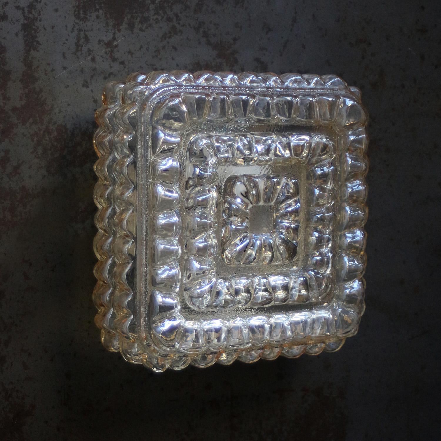 Lámpara de pared o techo de mediados de siglo.
Base de metal con cristal transparente ámbar claro.

1960-1970

Peso: 3,00 kg / 6,6 lb

Precio por unidad. Todas las lámparas se han adecuado a las normas internacionales para bombillas incandescentes,