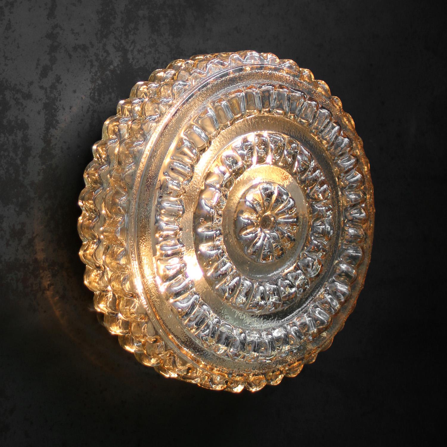 Mid-Century moderno Applique di metà secolo in vetro trasparente ambrato con montatura ad incasso in vendita