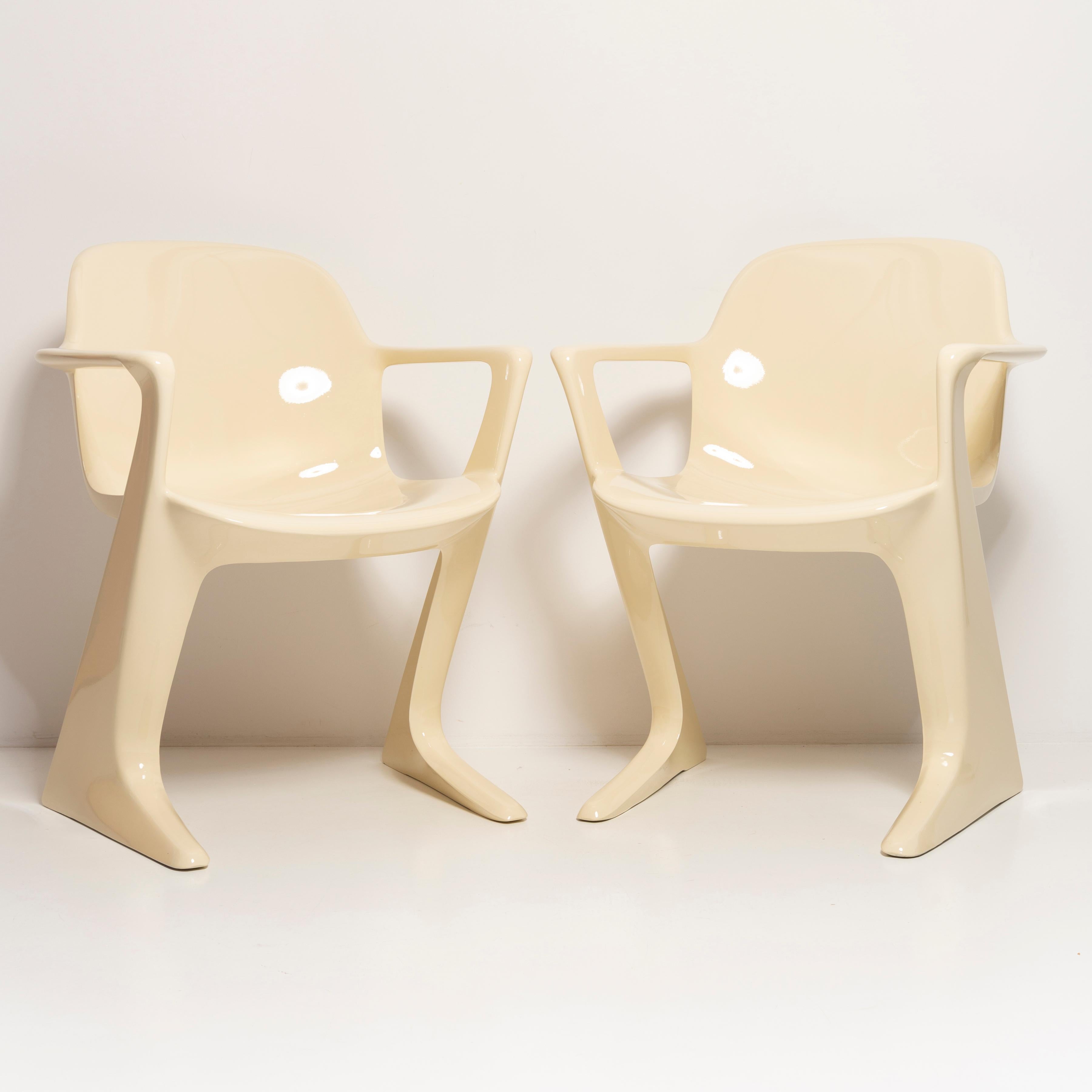 Ce modèle est appelé Z-chair. Conçue en 1968 en RDA par Ernst Moeckl et Siegfried Mehl, version allemande de la chaise Panton. Également appelée chaise kangourou ou chaise variopur. Produit dans l'est de l'Allemagne.

La z.stuhl, conçue par Ernst