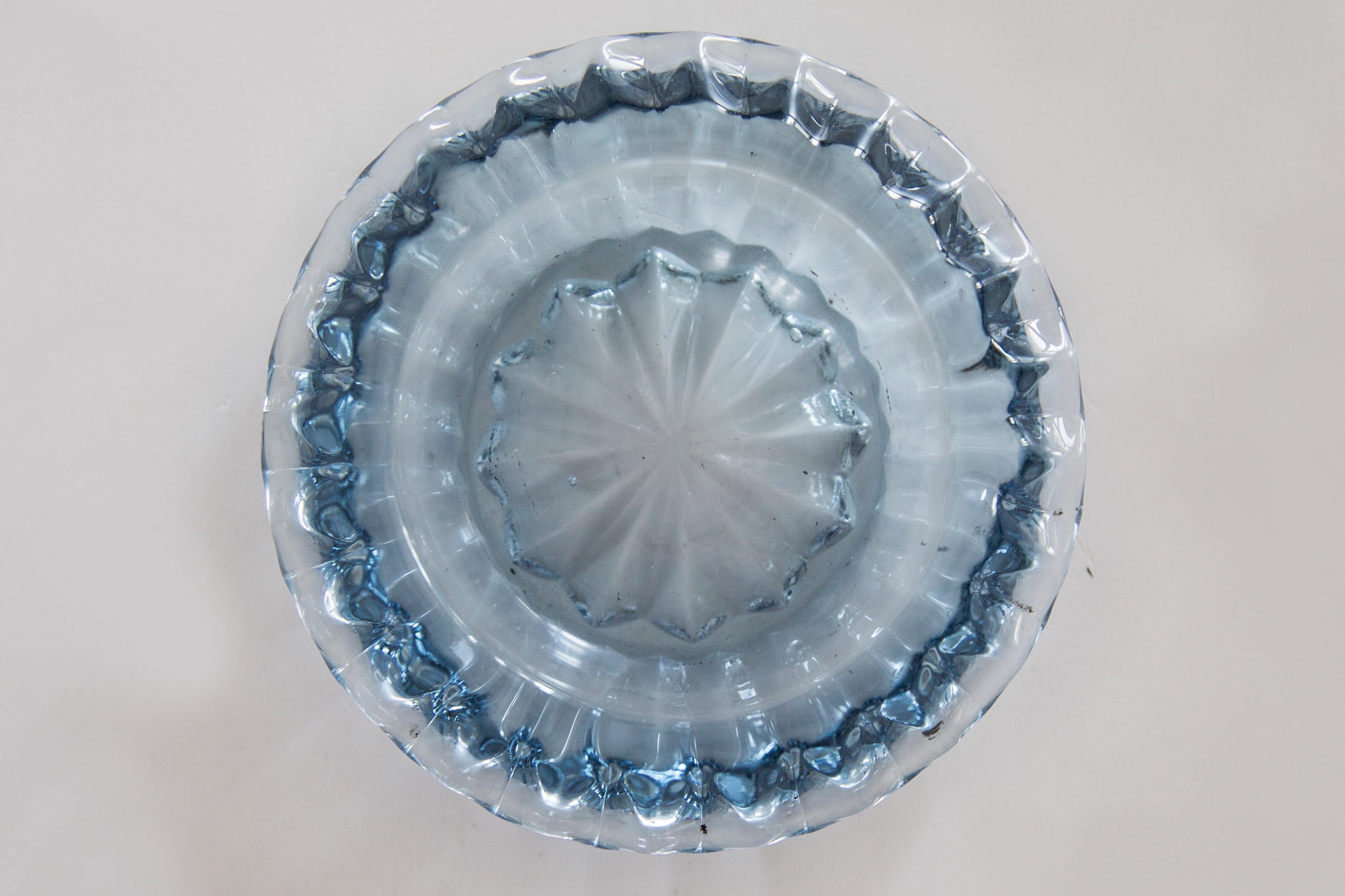 Dieses originelle Aschenbecher-Element aus Glas wurde in den 1970er Jahren in der Lombardei, Italien, entworfen und hergestellt. Er ist in Kristallschlifftechnik gefertigt und hat eine fantastische facettierte Form. Die leuchtende Farbe macht diesen