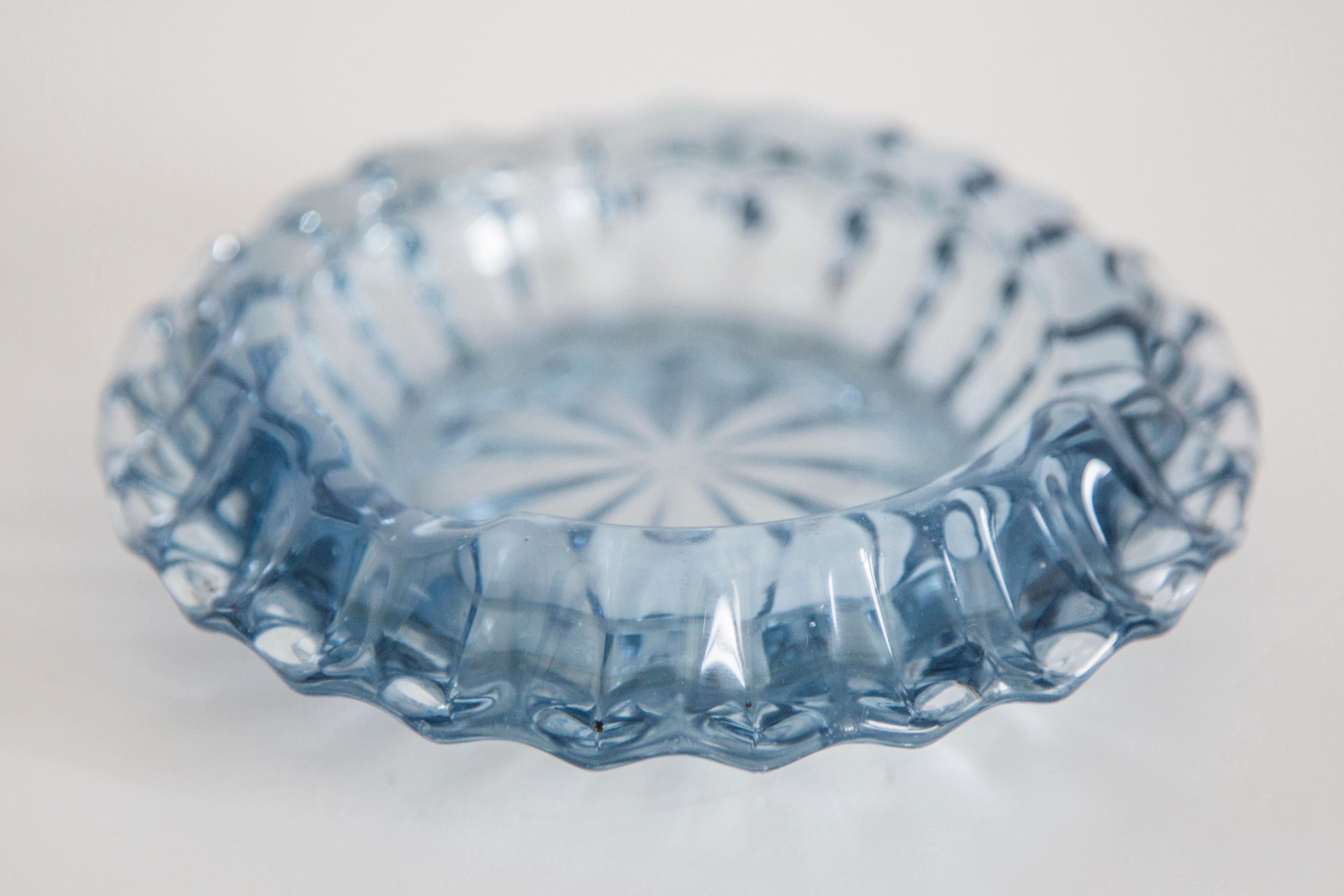 Mid Century Aschenbecher aus hellblauem Kristallglas, Italien, 1970er Jahre (Glas) im Angebot