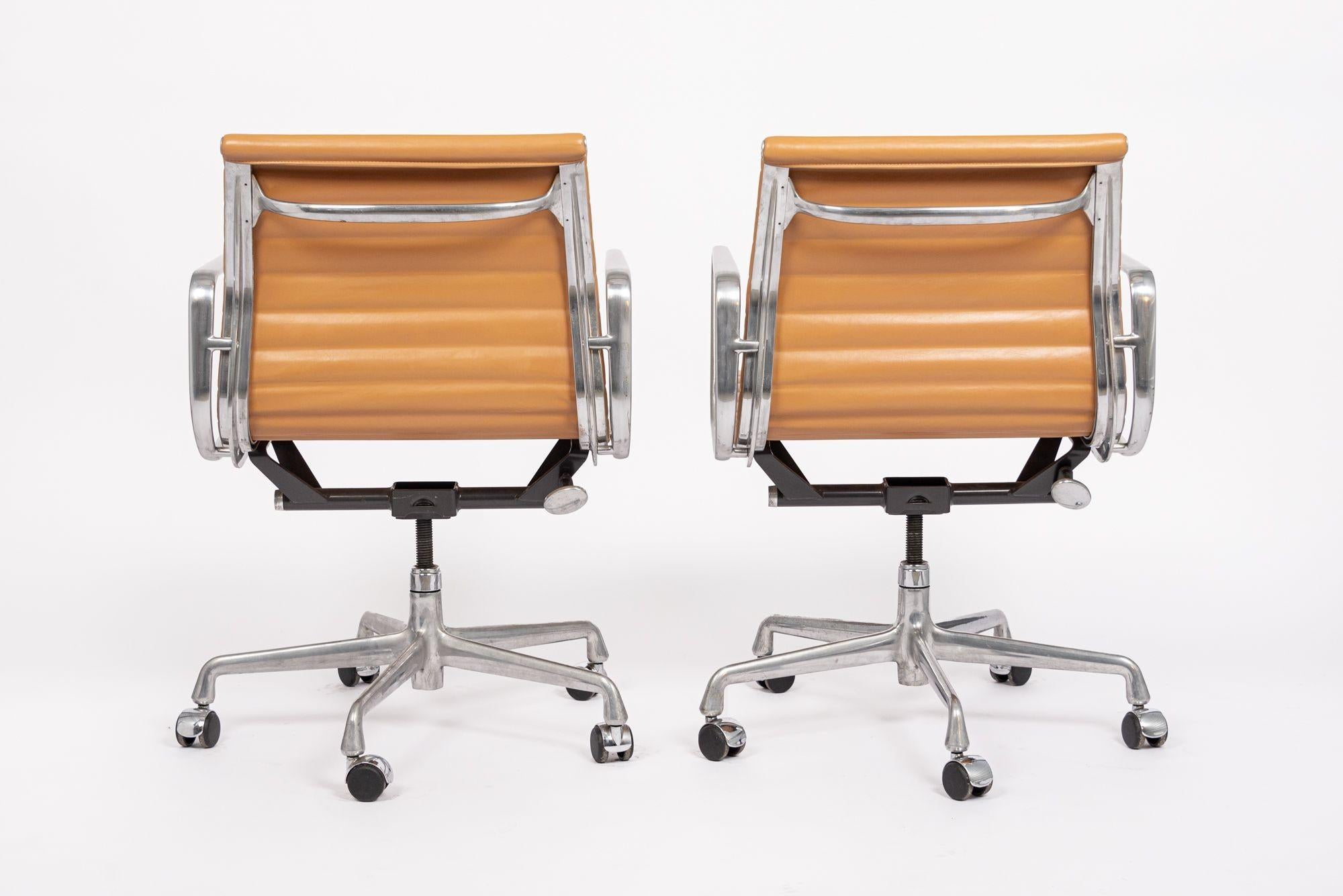Mid Century Light Brown Office Chairs by Eames for Herman Miller 2006 In Good Condition In Detroit, MI