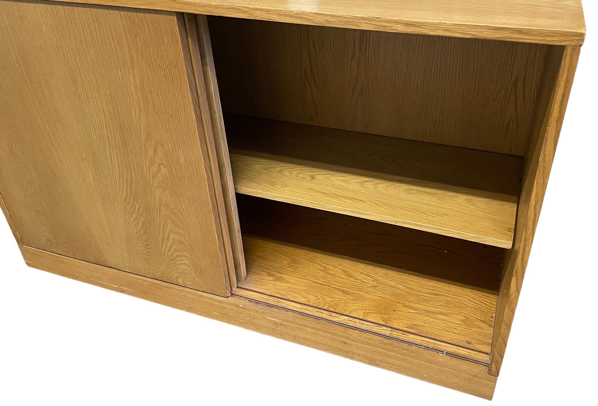 Danese Credenza moderna danese di metà secolo in Oak Light con libreria a 6 ripiani regolabili in vendita