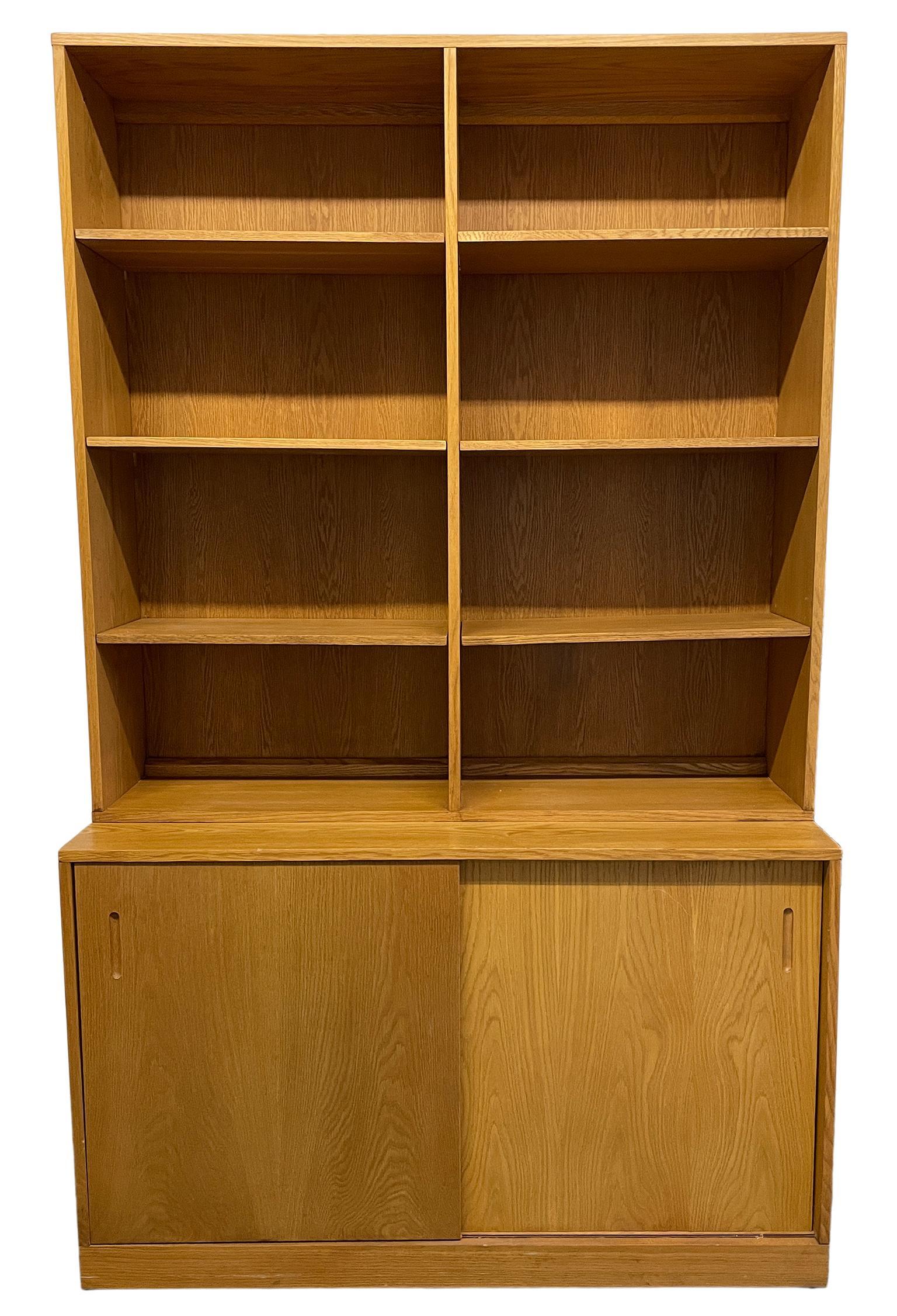 Falegnameria Credenza moderna danese di metà secolo in Oak Light con libreria a 6 ripiani regolabili in vendita